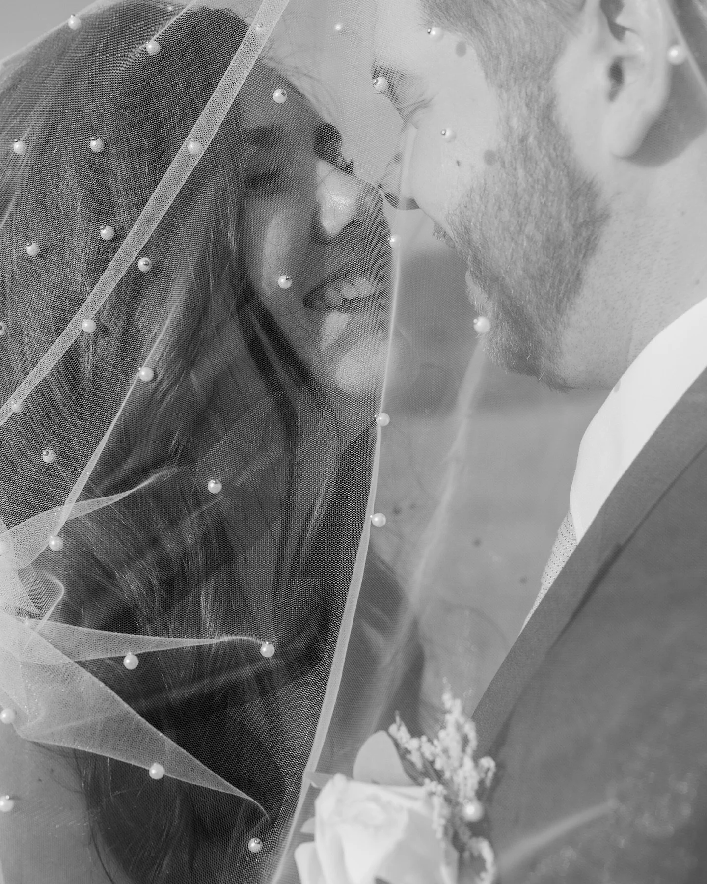 Černob&iacute;l&eacute; novomanželsk&eacute; portr&eacute;ty? 👰🏼&zwj;♀️🤵🏼&zwj;♂️Ano, pros&iacute;m 💍 
#svatba2025 #svatebnifotografka #svatebnifotografkapraha #svatebnipribeh #svatebniportrety #parovefoceni #couplephotography #blackandwhiteportr