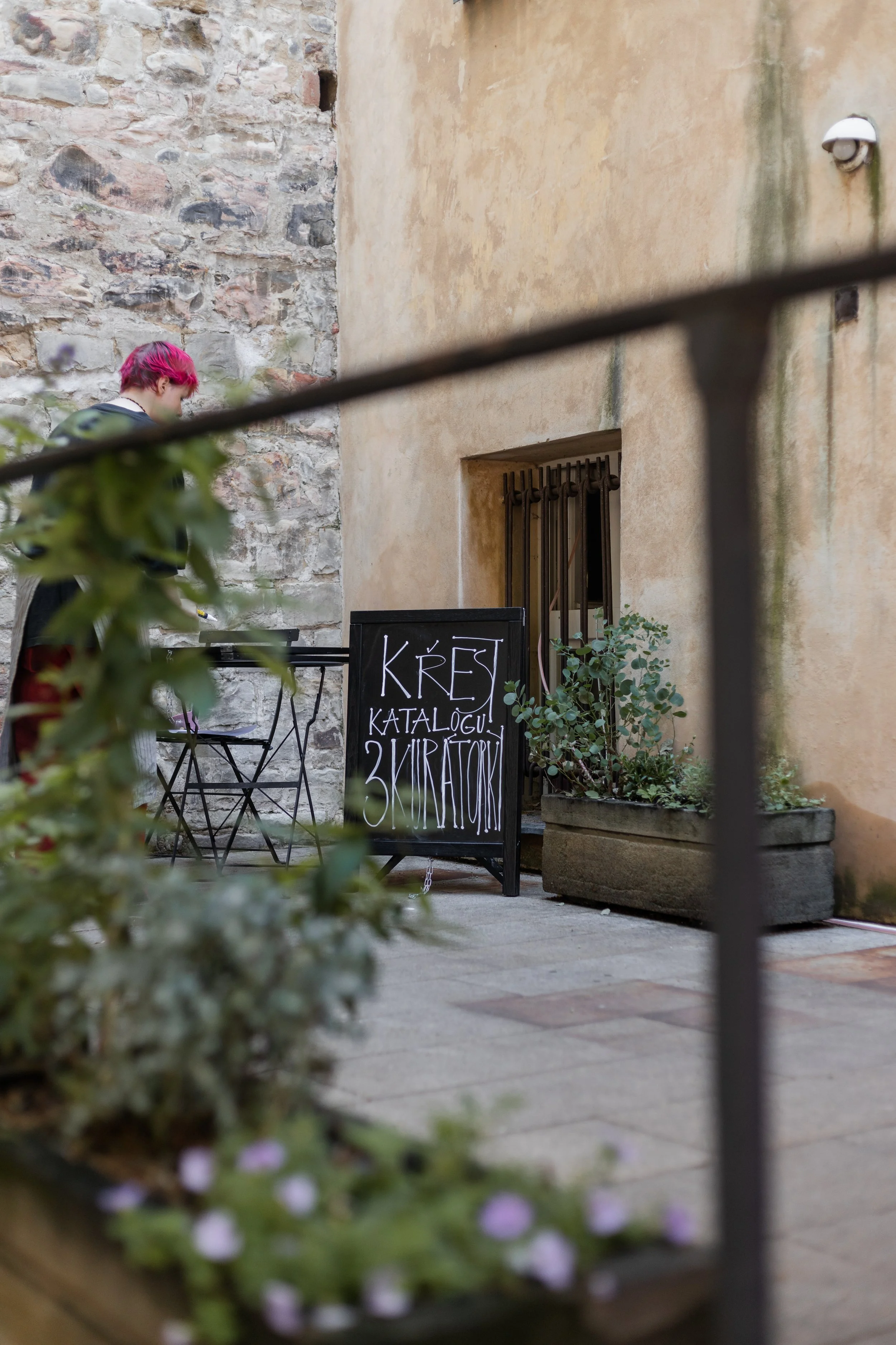 Focení eventu - křtu katalogu projektu 3 Kurátorky v kavárně Anežka v Praze v Anežském klášteře.