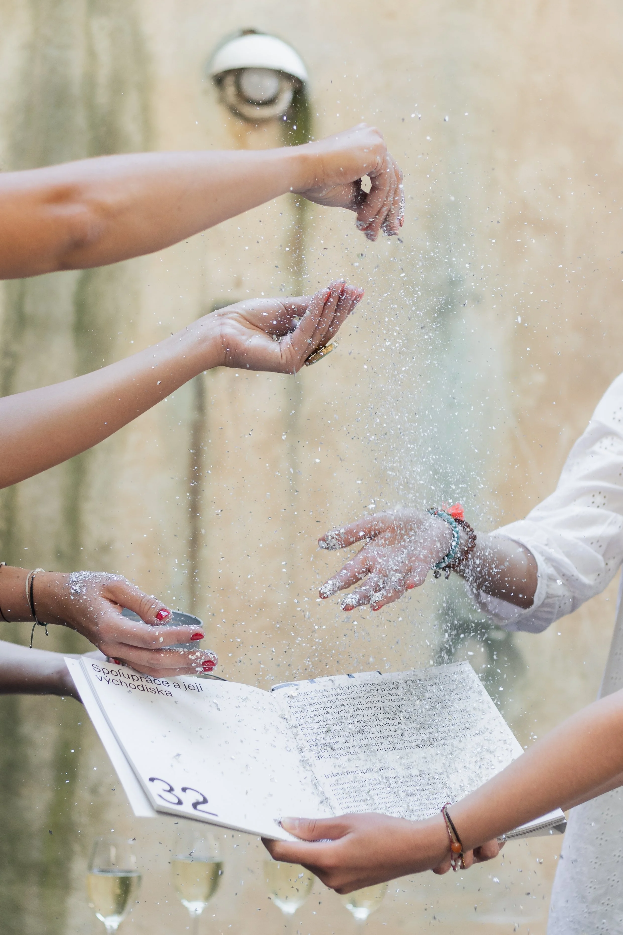 Focení eventu - křtu katalogu projektu 3 Kurátorky v kavárně Anežka v Praze v Anežském klášteře.