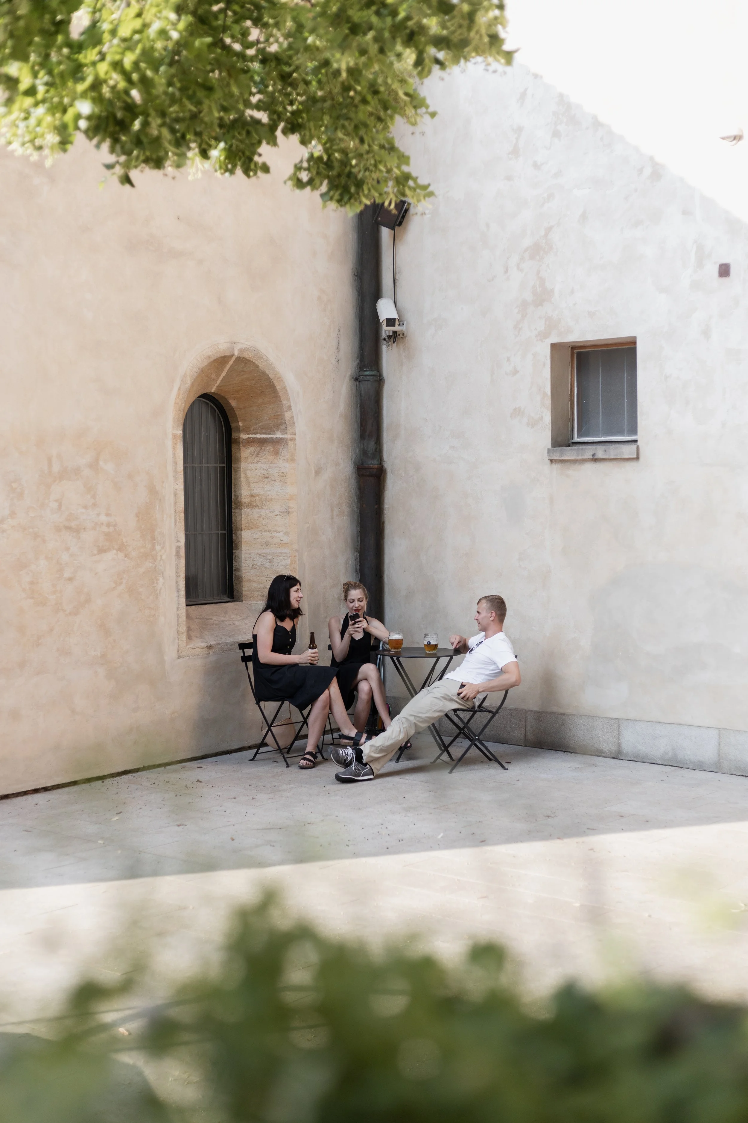 Focení eventu - křtu katalogu projektu 3 Kurátorky v kavárně Anežka v Praze v Anežském klášteře.