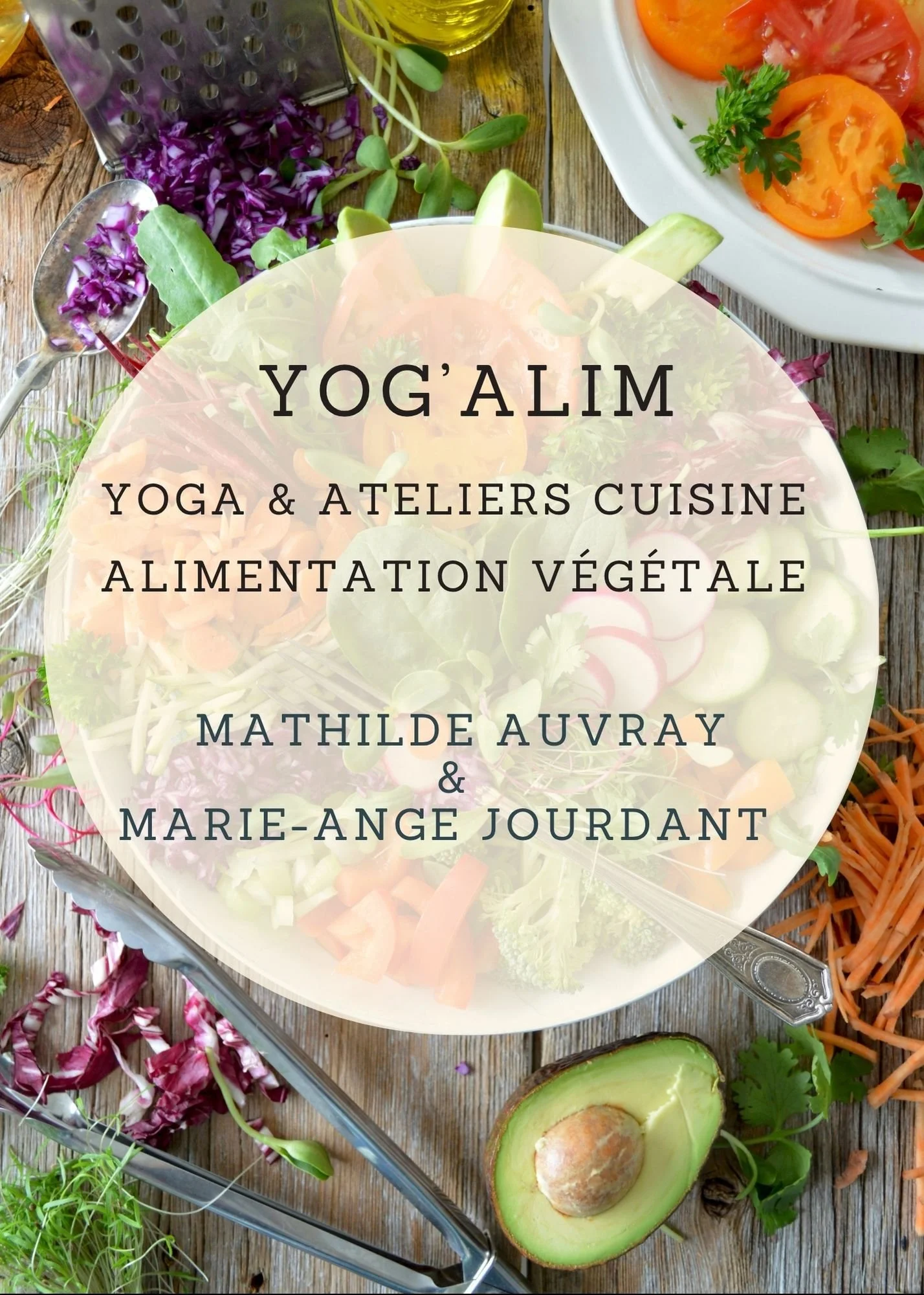 Une image d'une salade fraîche avec des légumes colorés, un avocat coupé en deux et diverses herbes, sur une table en bois. Superposé par un texte promotionnel pour un atelier de yoga et cuisine végétalienne.