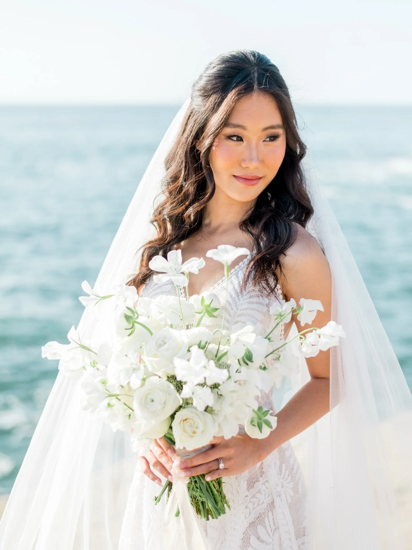 Gorgeous Candace at Sunset Cliffs in San Diego&mdash;clean light, ocean air, and an effortlessly modern bridal moment.  #sandiego #bride #weddingflorals 
Photographer: @sarah.surette
Florist @the.petite.posy
Floral Freelancer: @radiant.blooms
Stylist