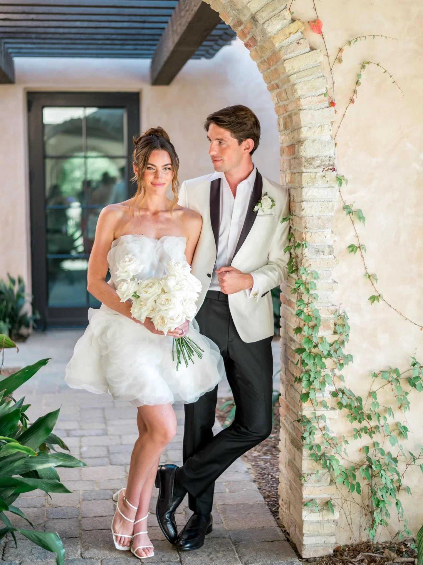 Mono-bloom bouquets&mdash;one flower, done well&mdash;are having a major moment right now, proving that sometimes the simplest statement is the most striking.  #rosebouquet #weddingphotoinspiration #weddingflowers  Winery: Monserate Winery I @monsera