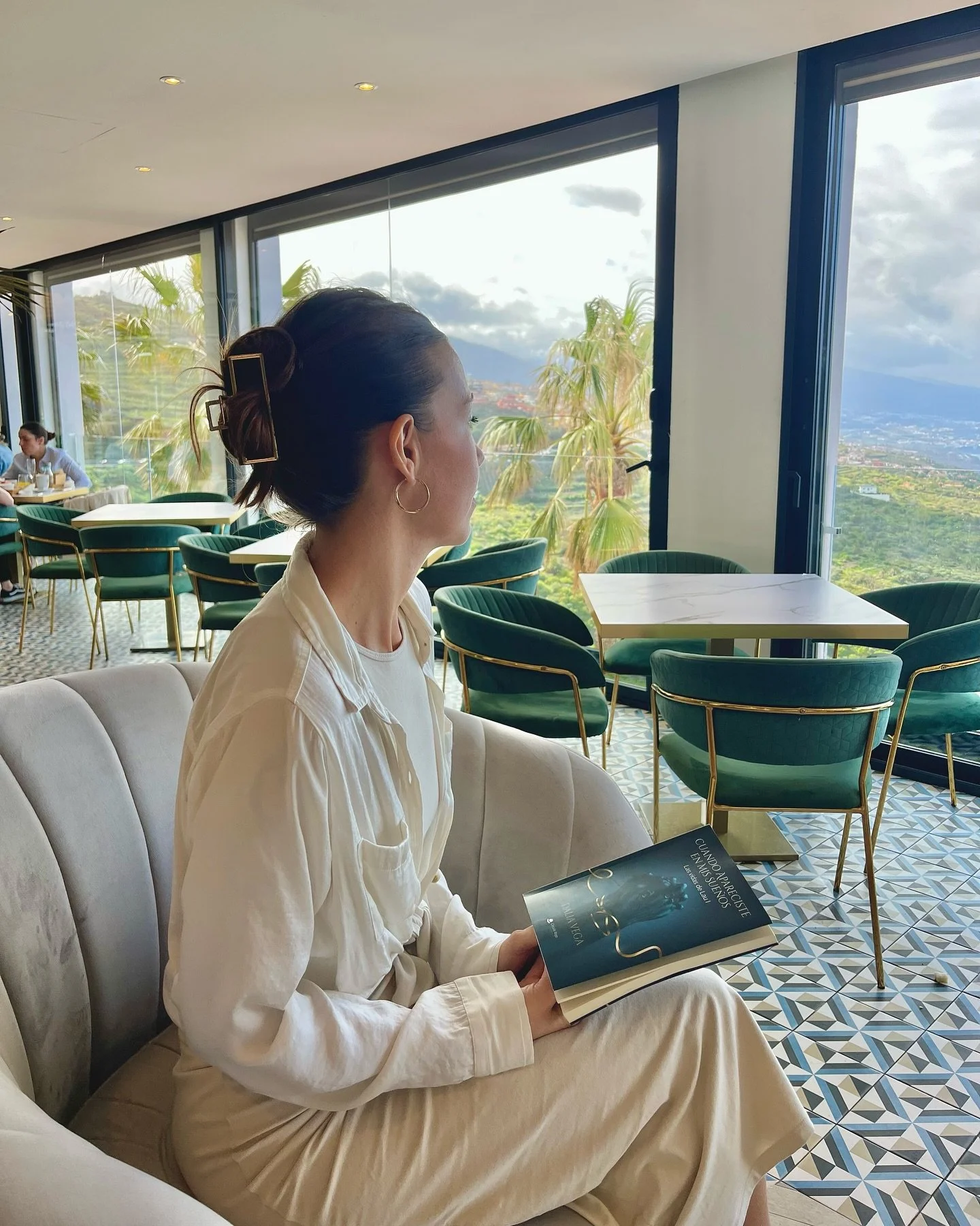 Visitando sitios donde hacer la presentaci&oacute;n del libro y aprovechando para disfrutar un desayuno con unas vistas preciosas.🌋🌊

#writer #firmadelibros #presentacion #libros #escritora #novela #bookgram #romantica