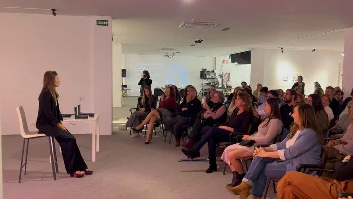 Recuerdos que brillan de momentos especiales ✨ Hace unos d&iacute;as fue la primera presentaci&oacute;n de la novela y a&uacute;n sigo con el coraz&oacute;n lleno de todo el cari&ntilde;o que recib&iacute;. 

Las sonrisas, las palabras de apoyo y los