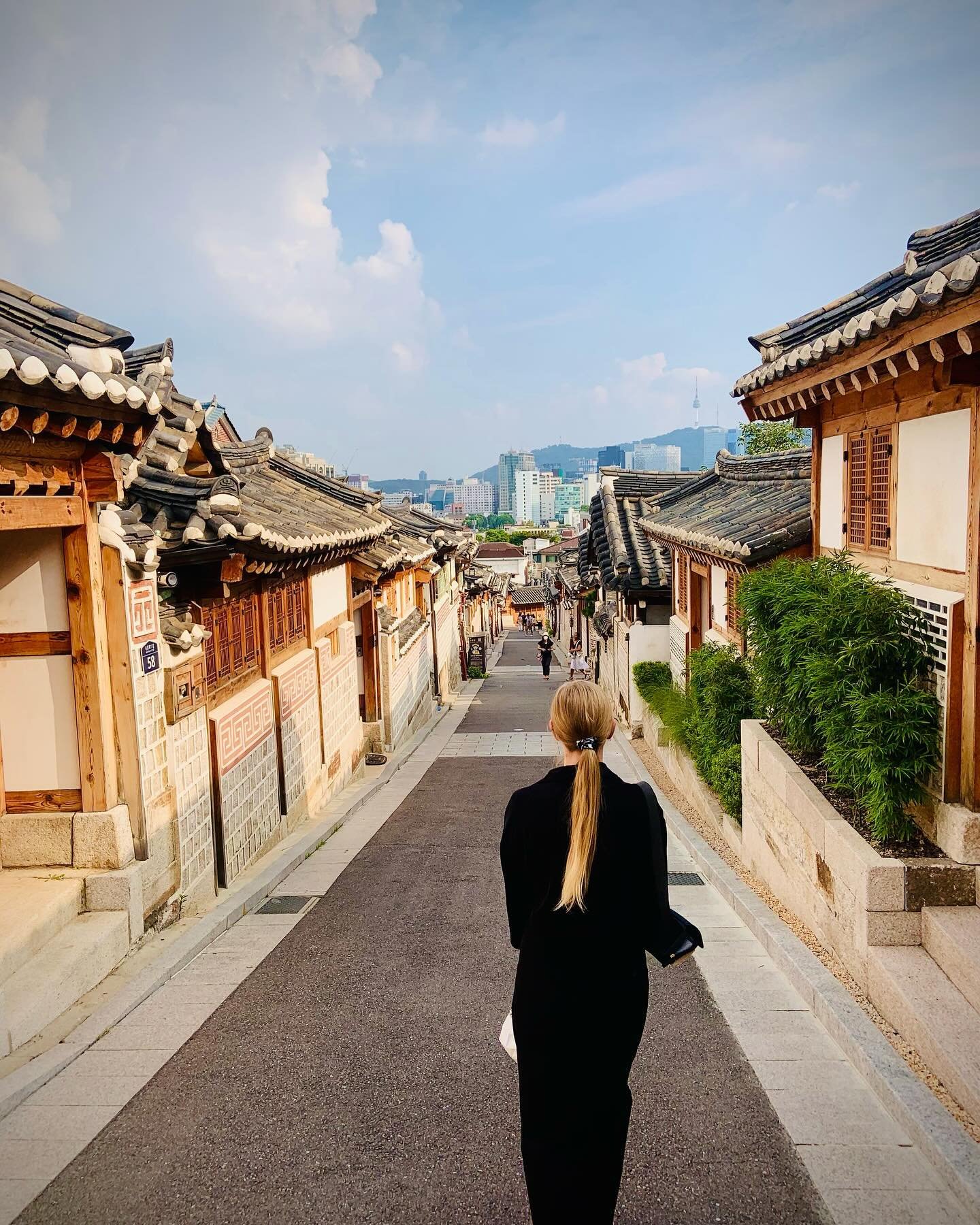 I've been watching too many South K reels lately so mentally I'm there right now 🥲🫶 Pictures been taken at beautiful Bukchon Hanok Village #북촌한옥마을 which is packed with tourists most of the time. But it was around 40 degrees and humid af by the time
