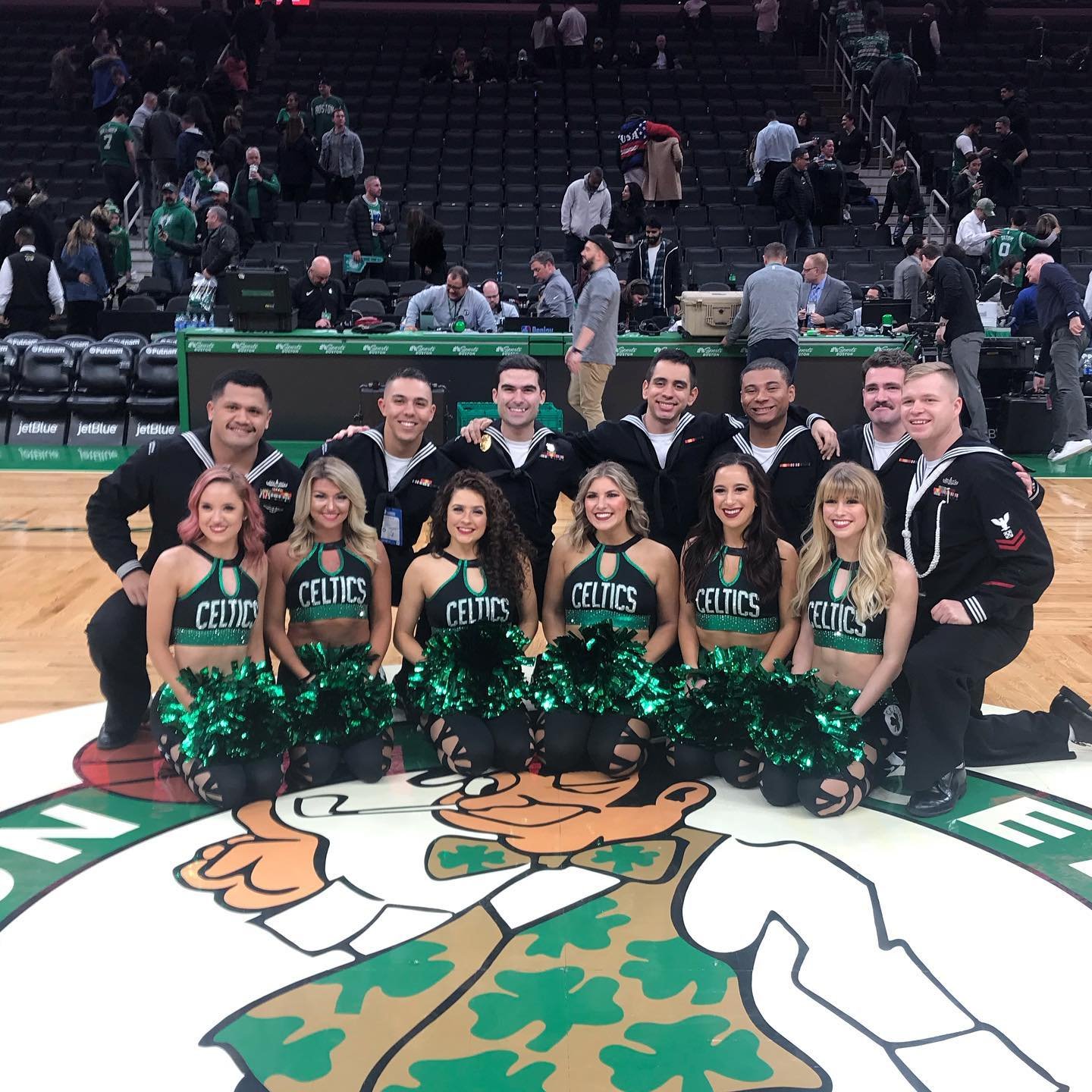 Thank you for the hospitality @celtics @nba for hosting a Military Appreciation Night for all members of our Armed Forces. 

Big thank you to the  @celticsdancers and @Patriots very own @iwynn77

#Boston #celtics #military #nba