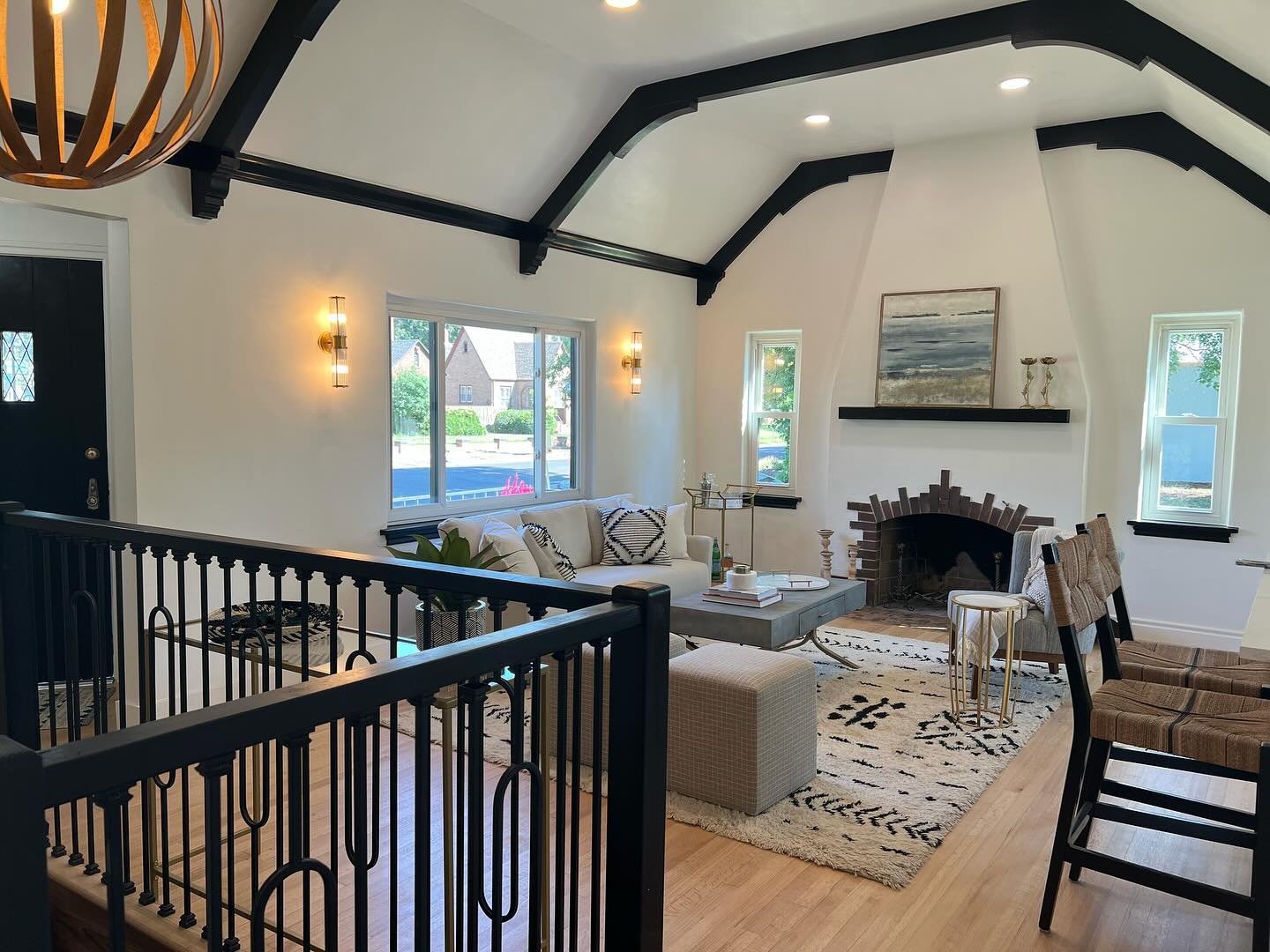 A#we can help you achieve the vision for your home, or even a room. 
Swipe ➡️ to see the before!
Design @studio.44.design 
.
.
.
#interiordesign #interiordesigner #remodel #remodeling #homeremodel #homerenovation #renovation #reno #reno #interiorstyl