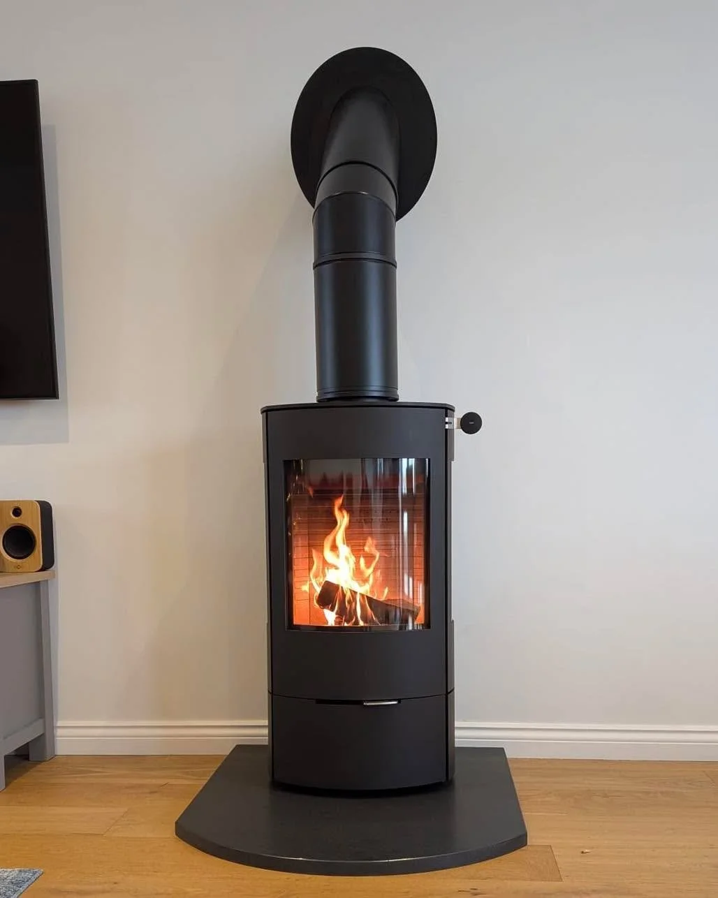 Another day, another way to display your stove. No fireplace? No problem.

This @rais_art_of_fire Caro 90 breaks up space in our client's kitchen dining space, can be seen from all parts of the room and provides heat to the entire ground floor space.
