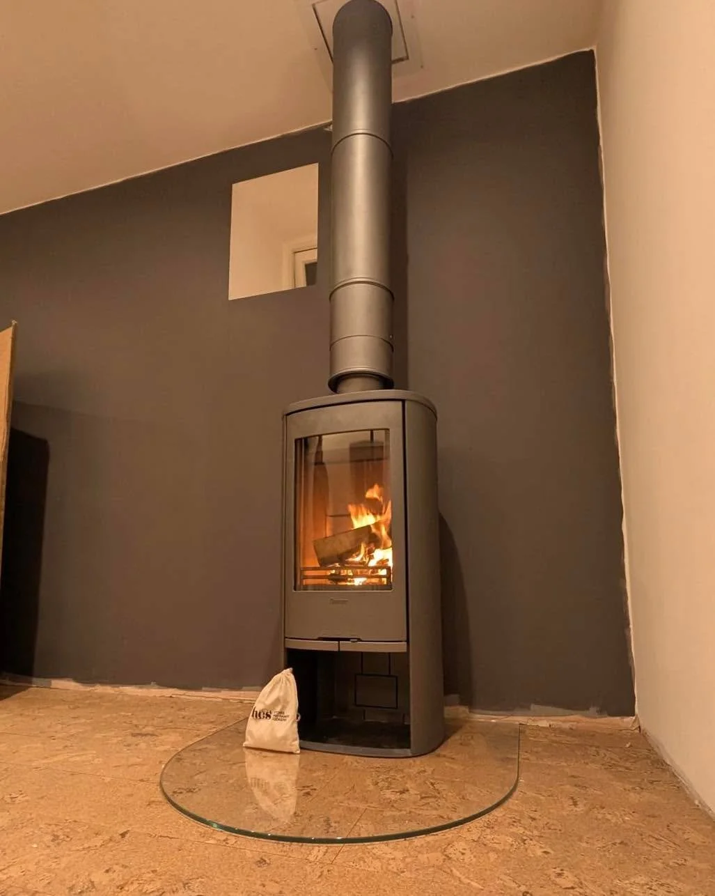 Sometimes less is more, and this gorgeous @conturastoves 510g style stove simply placed on a glass hearth, is a prime example. 

Having no chimney proved no problem for us, installing a SFL twin insulated flue to complete the simple set-up. 

Interes