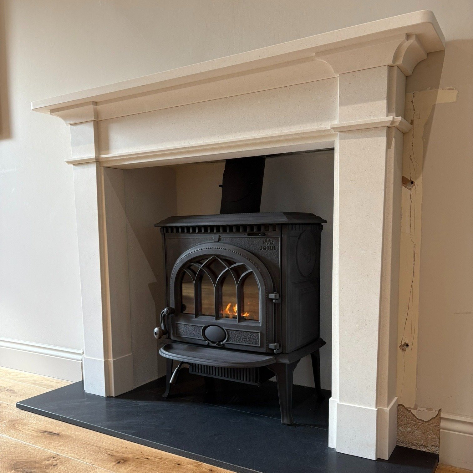 Do you love your stove, but not it's surroundings? It may be time for a whole new look.

For this makeover We removed the existing lacklustre surround and added a show stopping Epson mantel in Aegean Limestone from @fdcukltd, perfectly complemented b