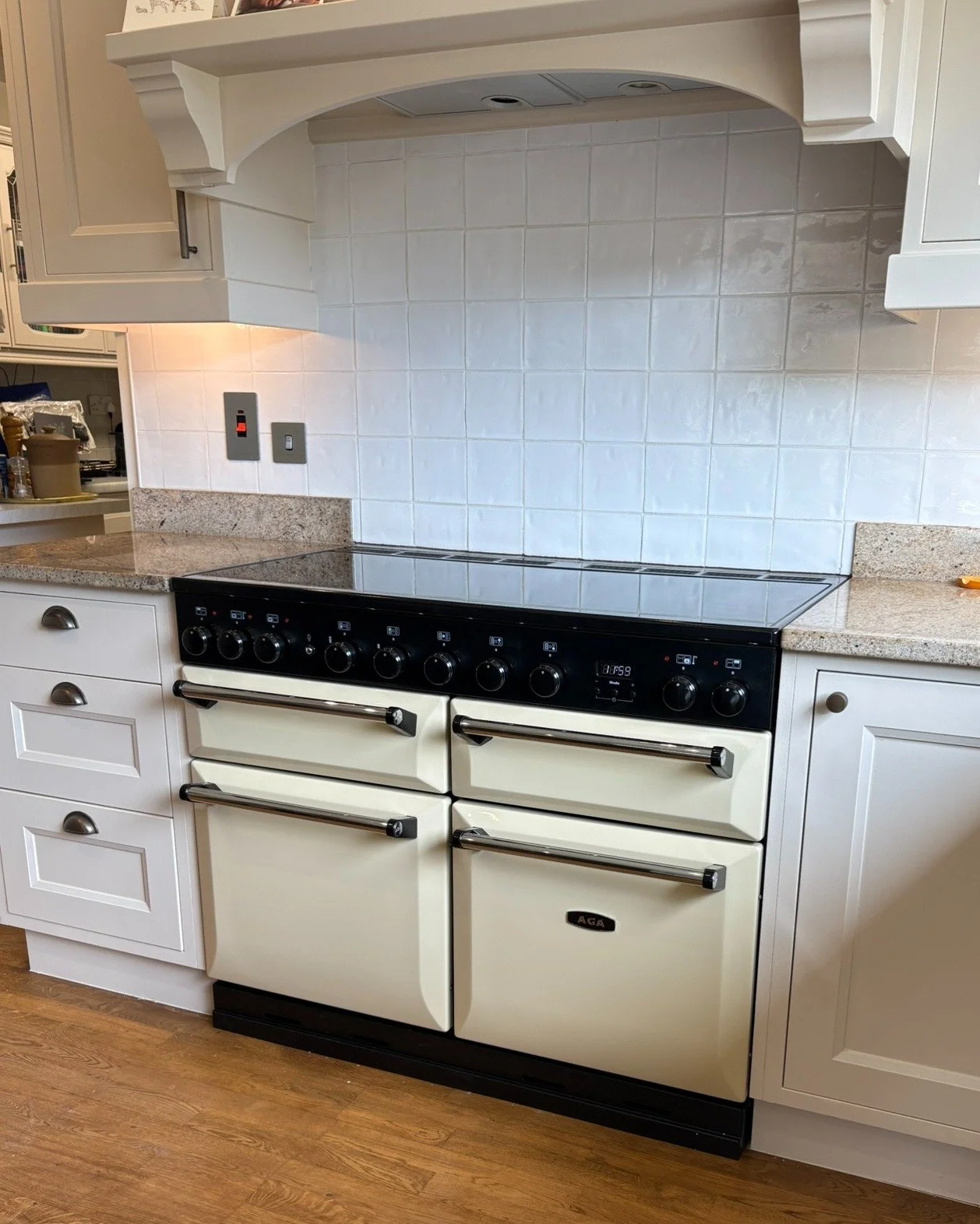 What a spot to cook the family Christmas dinner! We're proud to show off this recent install of the AGA Masterchef Deluxe 110 in cream. 

The 100 model boasts a 5 zone induction or gas hob, separate grill, a slow cook oven and 2 large 79L ovens, one 