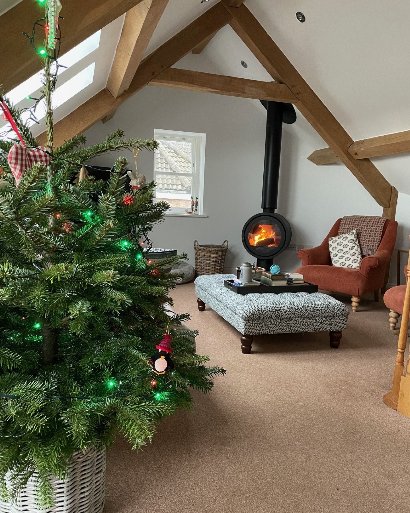 It's starting to look a lot like Christmas! 🔥😍

At this time of year the fire really becomes the heart of the home. We love to see our installs burning bright finishing off the Christmas decs and this one is a beauty!

We're delighted to share the 