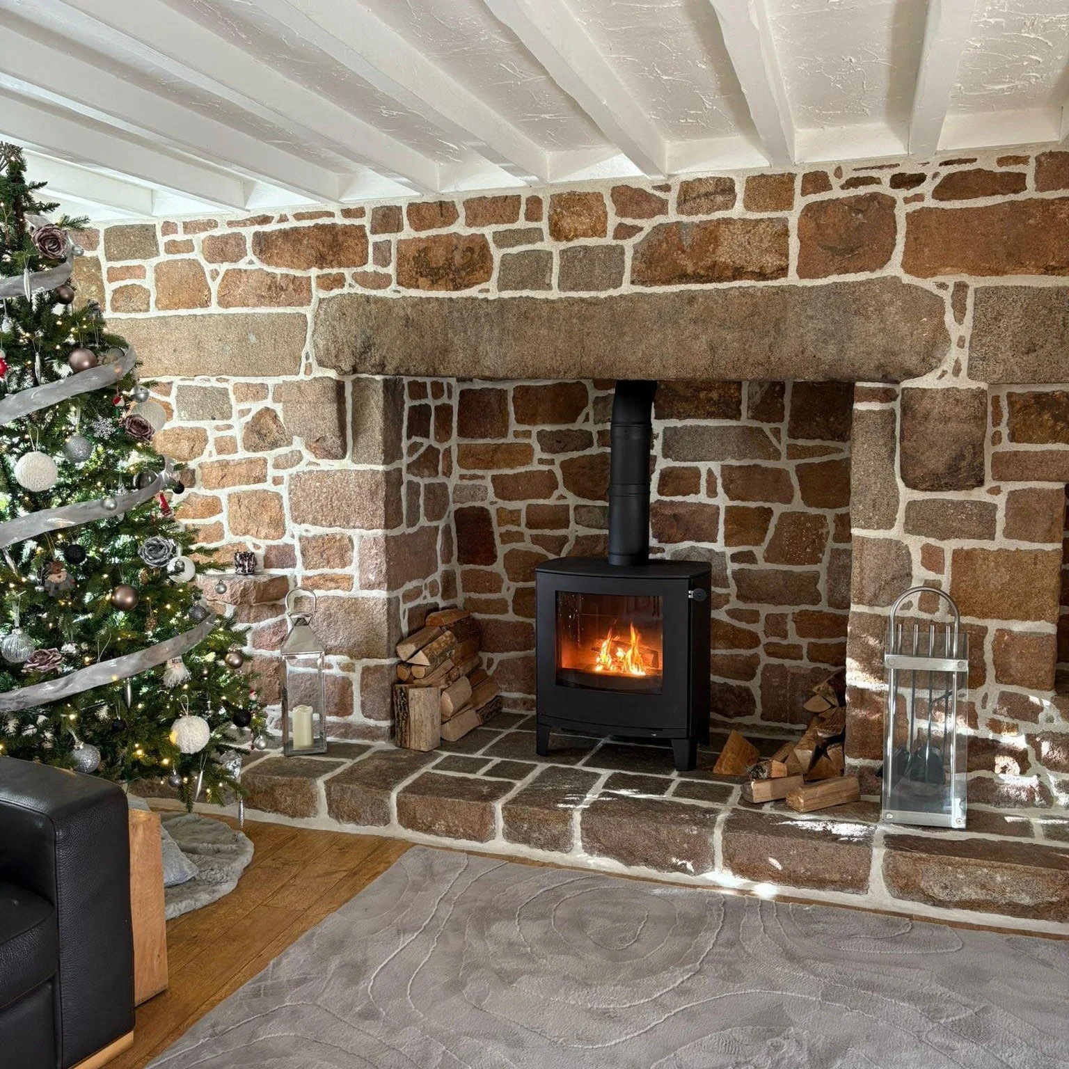Christmas is edging closer and we are loving seeing our clients' gorgeous festive set-ups, the season that stoves were MADE for. 

This @rais_art_of_fire Q-Tee C is a small but perfectly formed stove with standout Scandinavian design and a range of c
