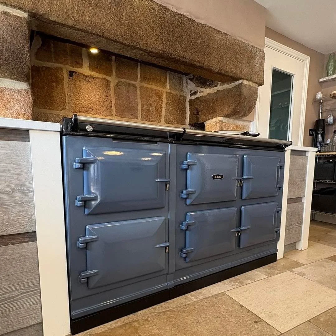 January Blues? Not in this kitchen! This client selected the gorgeous Dartmouth Blue for their new eR7i-160 and the rich colour against that granite surround is the perfect combination. 

The new eR7i combines traditional cast iron radiant heat with 