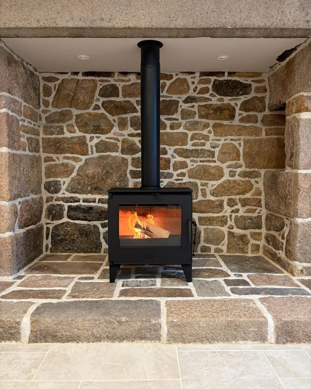 Sometimes it takes a village to produce the perfect focal point to a room. Here the large window and minimal lines of the @esse1854 155 stove are complimented by the most beautiful stone masonry by @mtstonemasons to create a breath taking end result.
