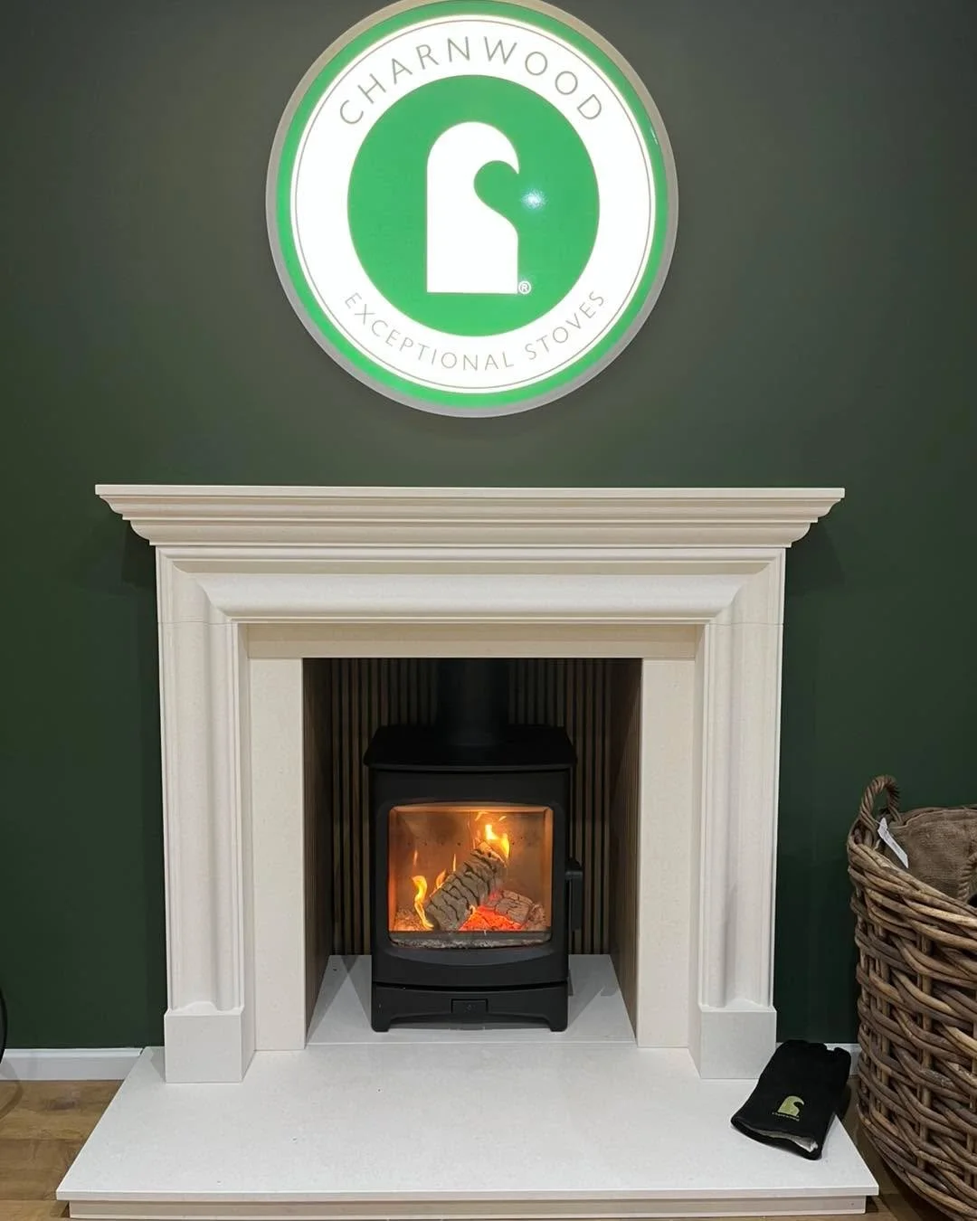 We are so excited to have this gorgeous surround set-up from @fdcukltd installed in the newly refreshed showroom 😍

The Salisbury Bolection surround in Aegean Limestone is complete with matching hearth and slips, and finished with the Honey Black Ch