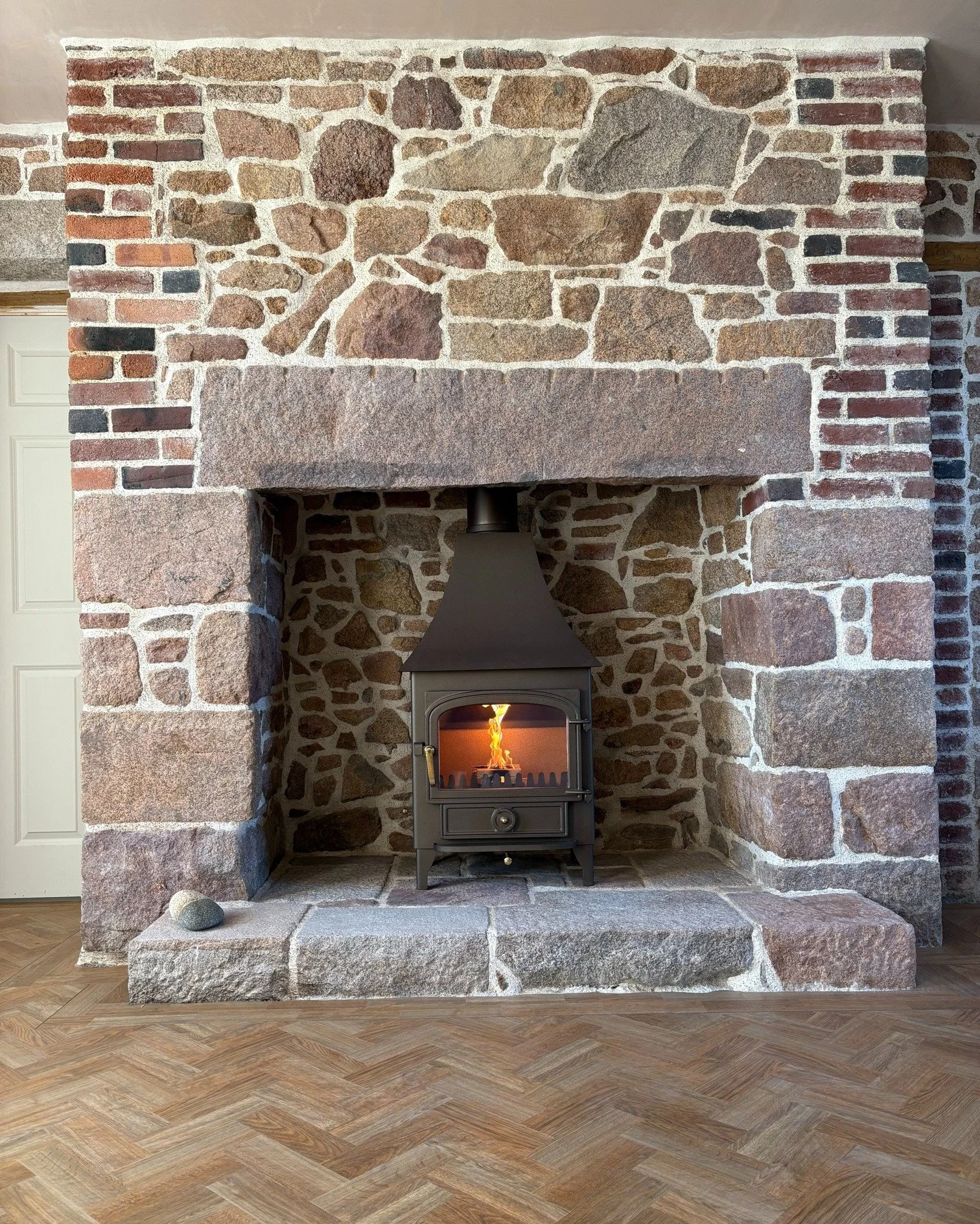 We LOVE how this Clearview Vision 500 stove looks in it's beautiful new home. 

The high canopy option fills the space perfectly, and the Honeyglow brown colour perfect compliments the pink granite work by E. J. Thebault Stonemasons. 

🇬🇧 British b