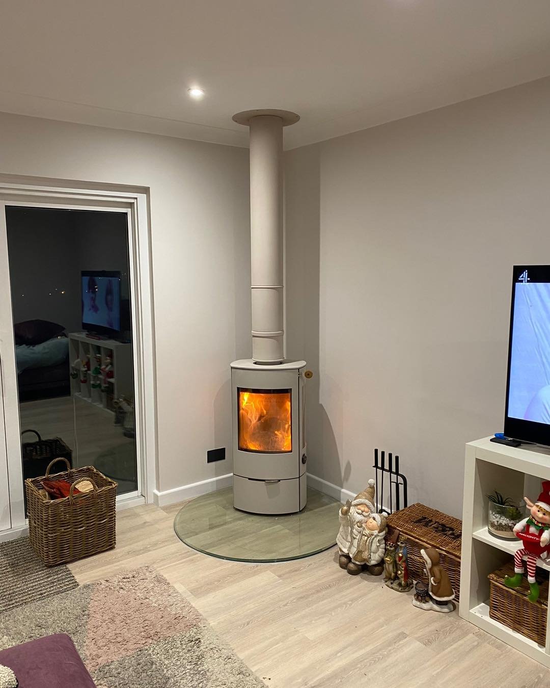 Looking for a stove that's perfectly designed to suit your home? 

Look no further than @rais_art_of_fire, where you can build your dream stove to match your existing space at https://www.rais.com/en/rais-customized.

This client chose the Rais Caro 