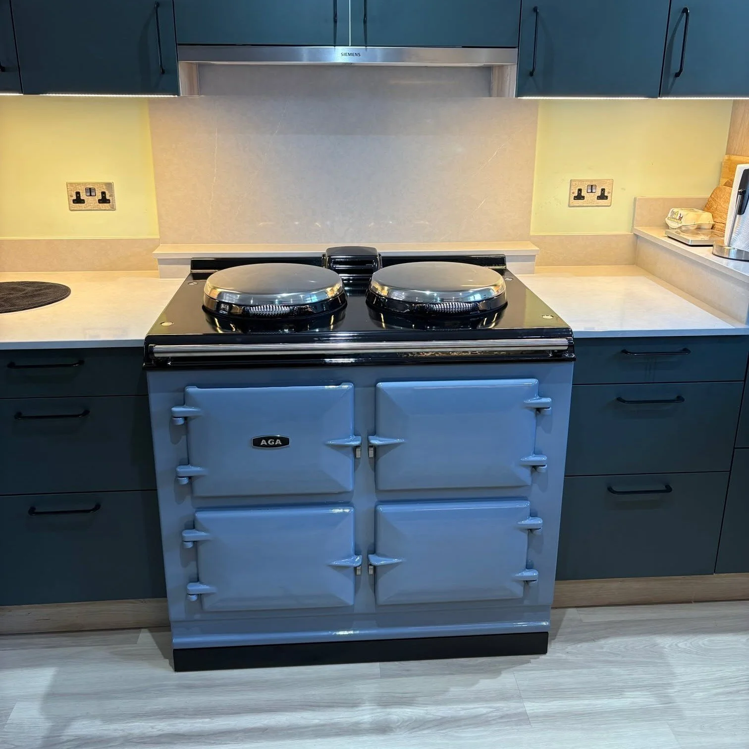 💙 Simply BLUE-tiful! 💙

This client chose the popular AGA Signature 100 (formerly known as the eR7-100) in stunning Dove, and made it the heart of their stunning kitchen. Check out the key features of Signature 100 below;

🔵 Twin Hotplates
🔵 Roas