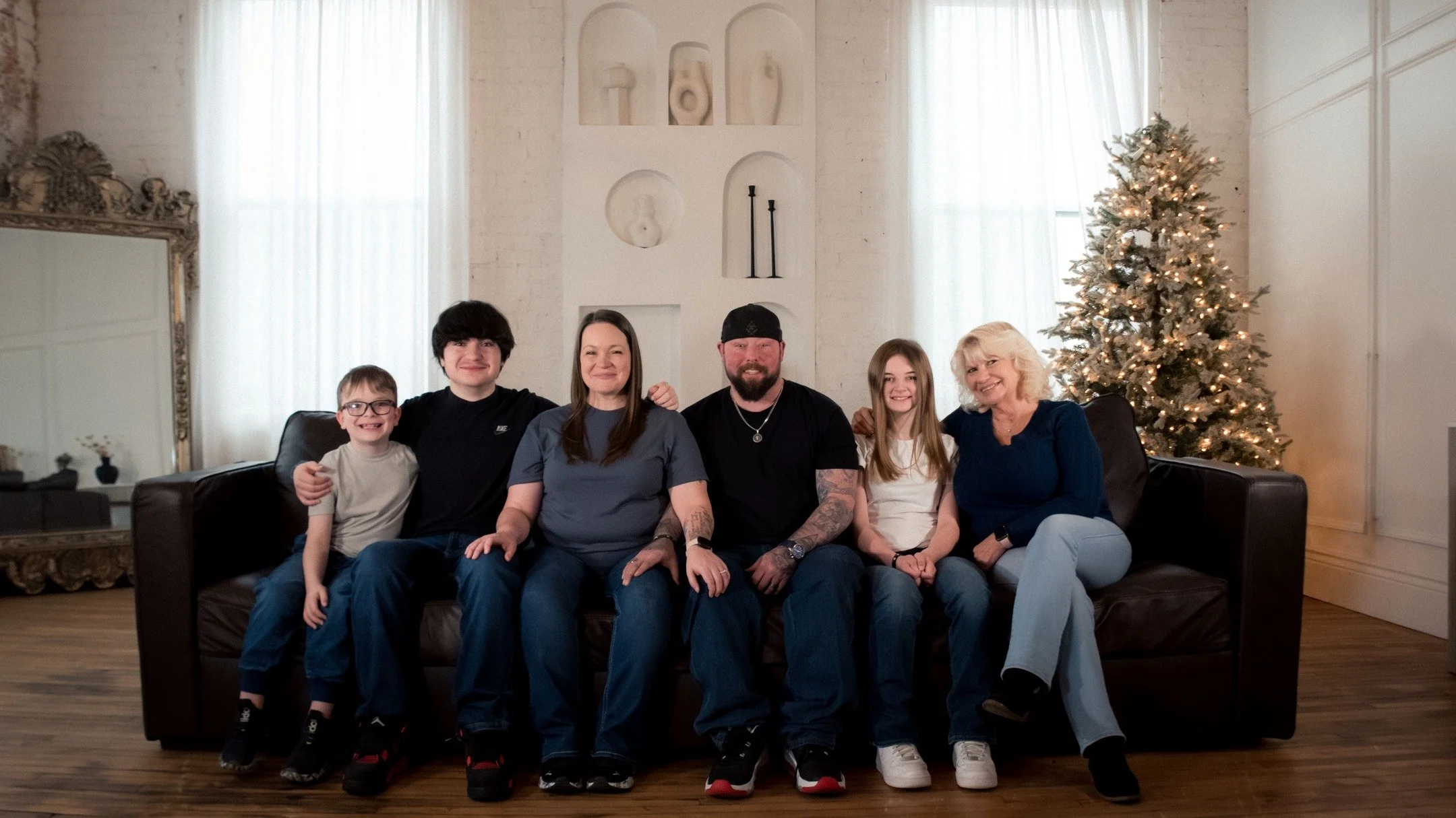 🎄✨ NOW BOOKING: 2025 Christmas Mini Sessions in Delaware, Ohio! ✨🎄
The most magical mini photo sessions of the year are HERE!
Limited spots are now open for our holiday mini sessions, this is perfect for Christmas card photos! 📸
- Columbus/Del