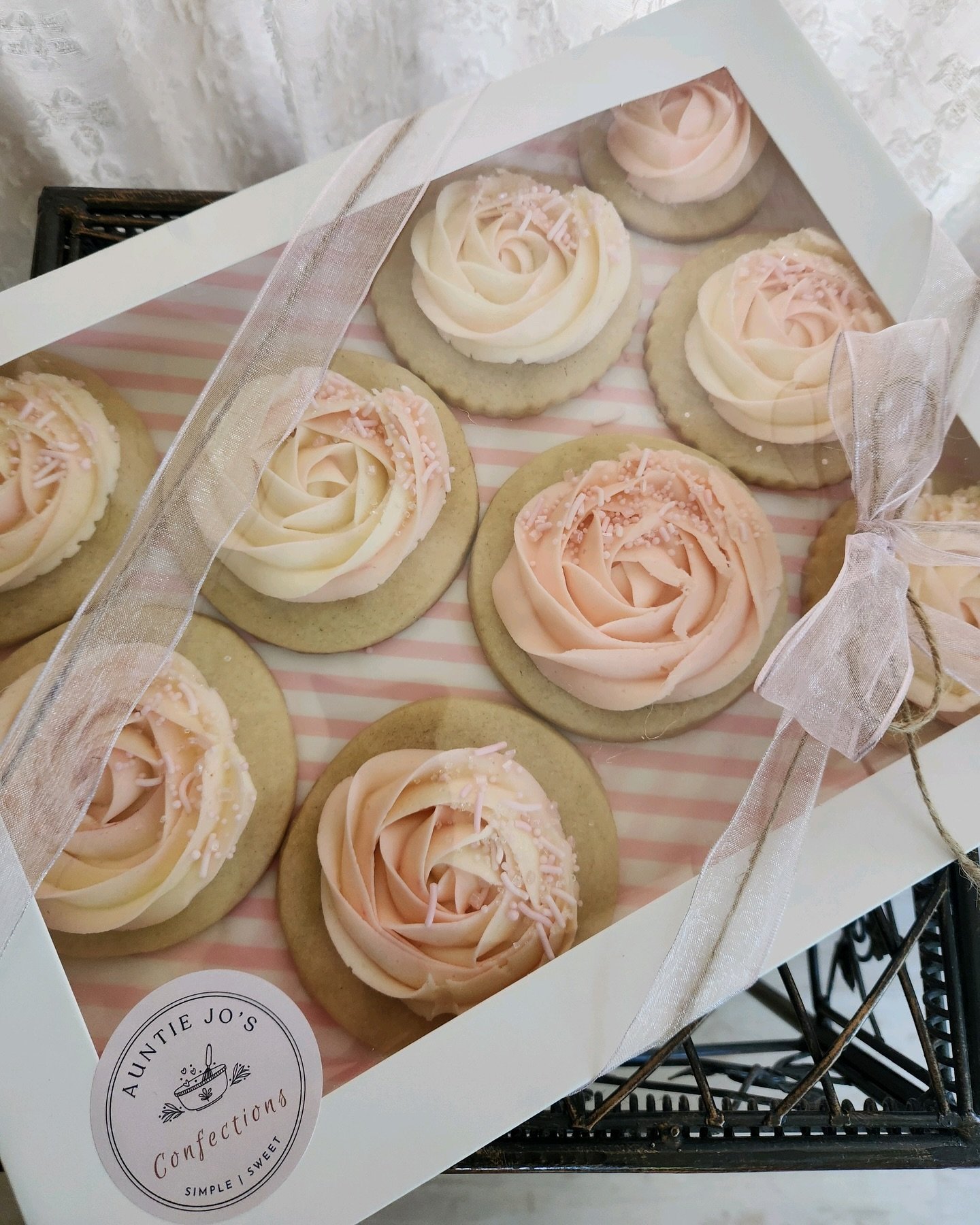 At Auntie Jo&rsquo;s, we believe that the packaging should be just as pretty as the gift inside. ✨ 

#sheboyganeats #sheboygan #sheboyganbakery #homebakery #smallbusiness