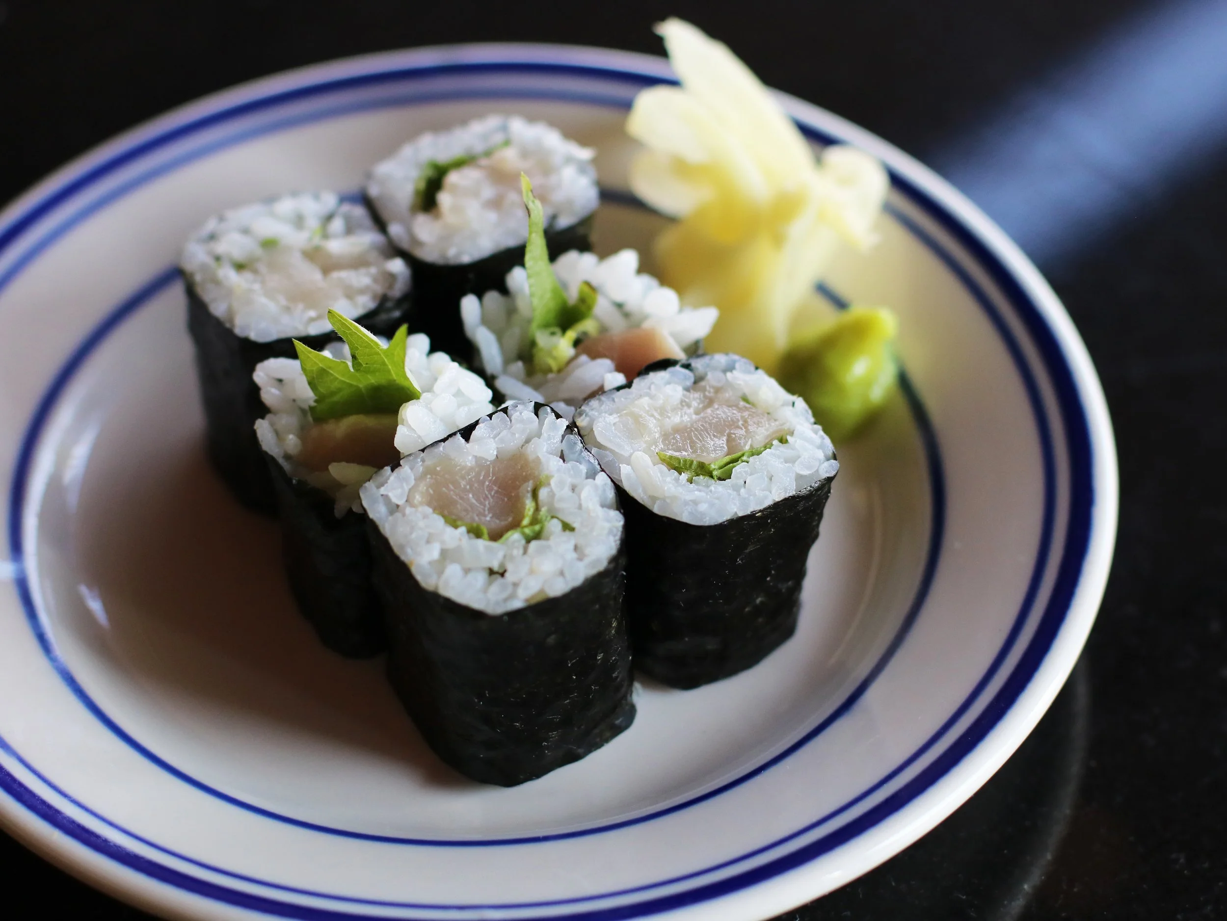 hamachi maki rolls