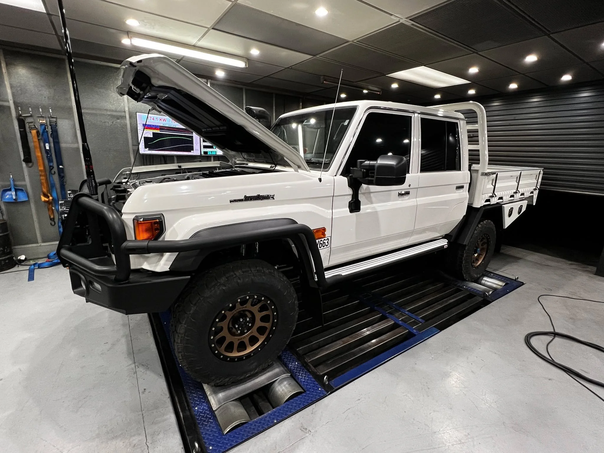 Still a sucker for the new facelift 79s in white and the Bronze wheels work 👌.
Fresh Just Autos air box to keep the engine safe from dusting and a full custom tune. 70+kw gains at the wheels and over 300nm of additional torque from our custom tunes 