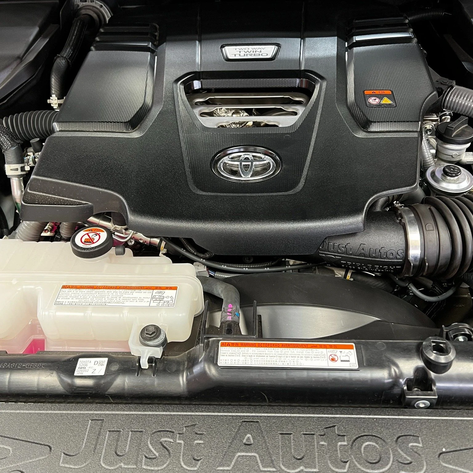 This previously upgraded 300 series Landcruiser fitted with the full @Just Autos
Package 3, rolling into the workshop for a new sump upgrade to aid in the following
💥Larger Capacity
💥Improved Cooling
💥Magnetic Plug for Early Detection
💥Tough, Fac
