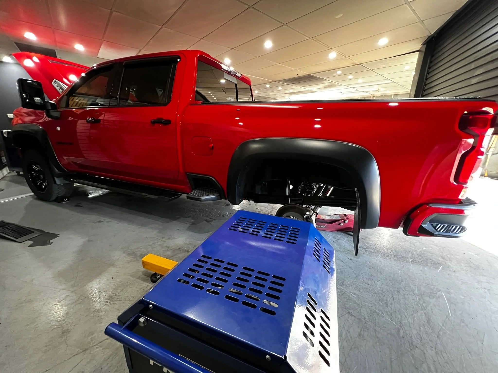 When BEAST mode is engaged.
2500 Silverado in for a Power Upgrade Package. @glmotorrepairs_performance Package for this beast. 
💥Deep Auto Pan Upgrade
💥Valve Body Upgrade
💥Valve Body Test
💥Full 5" Exhaust
💥Custom Hub Dyno Multi Map Tune
Whe