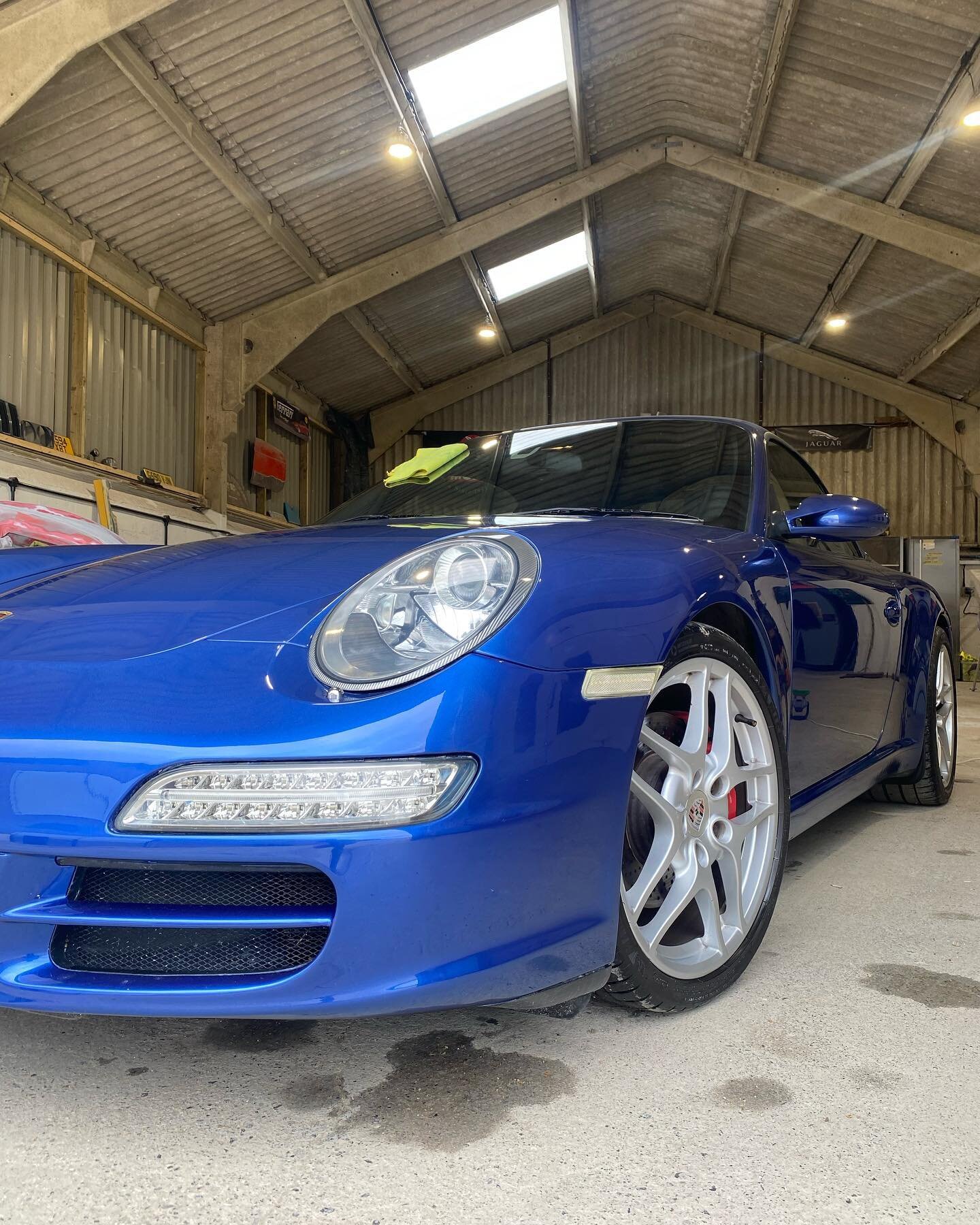 Concours Classics&hellip;.with the odd exception for gorgeous cars like this 😍

Over the last few weeks we&rsquo;ve had the pleasure of buttoning up this Porsche Carrera S, new boot spoiler painted and fitted, few repairs made to the front bumper, d