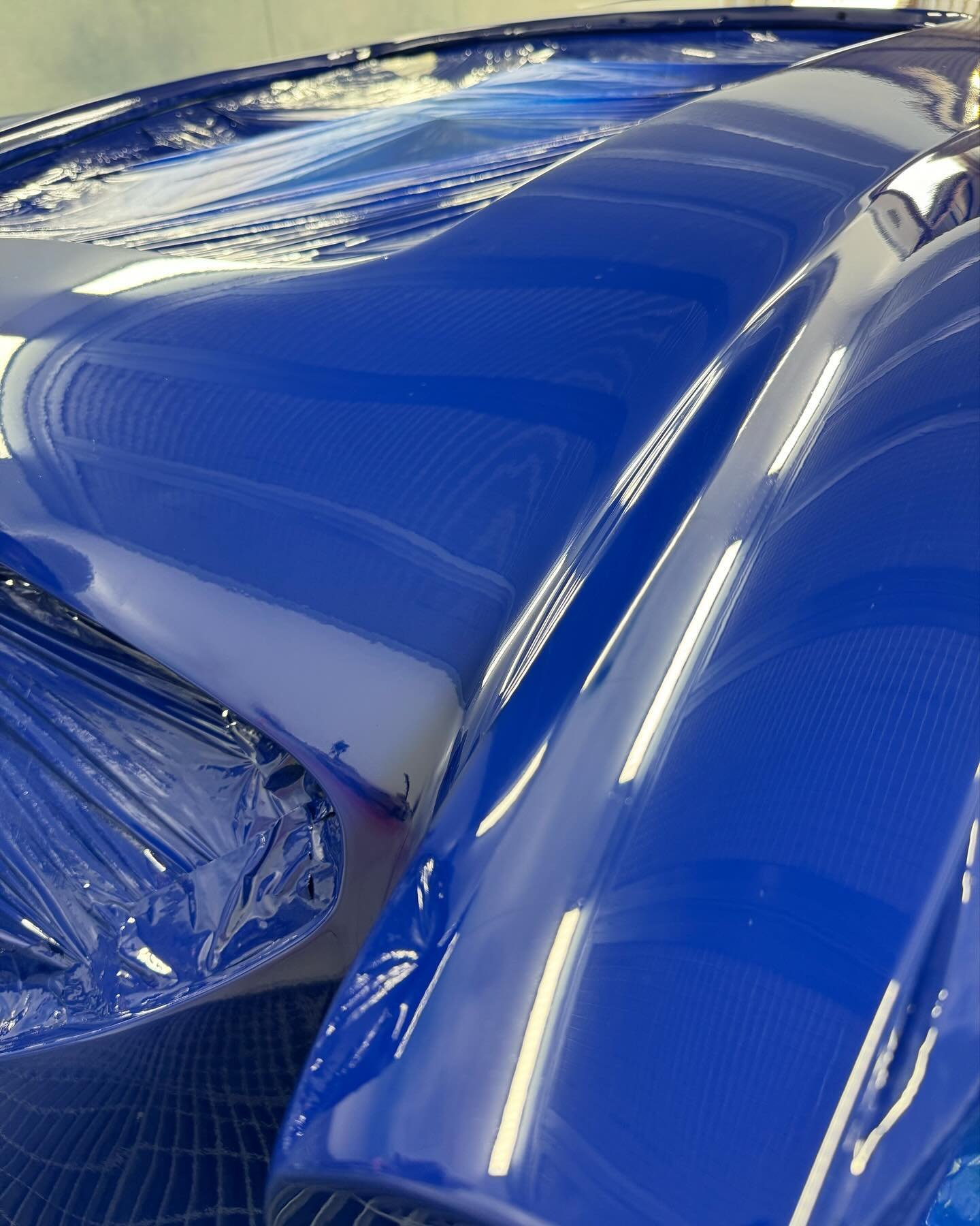 One last push to get this truly beautiful colour combo on this #austinhealey consisting of Lobelia Blue on top and Ice Blue on the bottom, as per original spec. 

#classiccarrestoration #classiccar #suffolk #austinhealey100m
