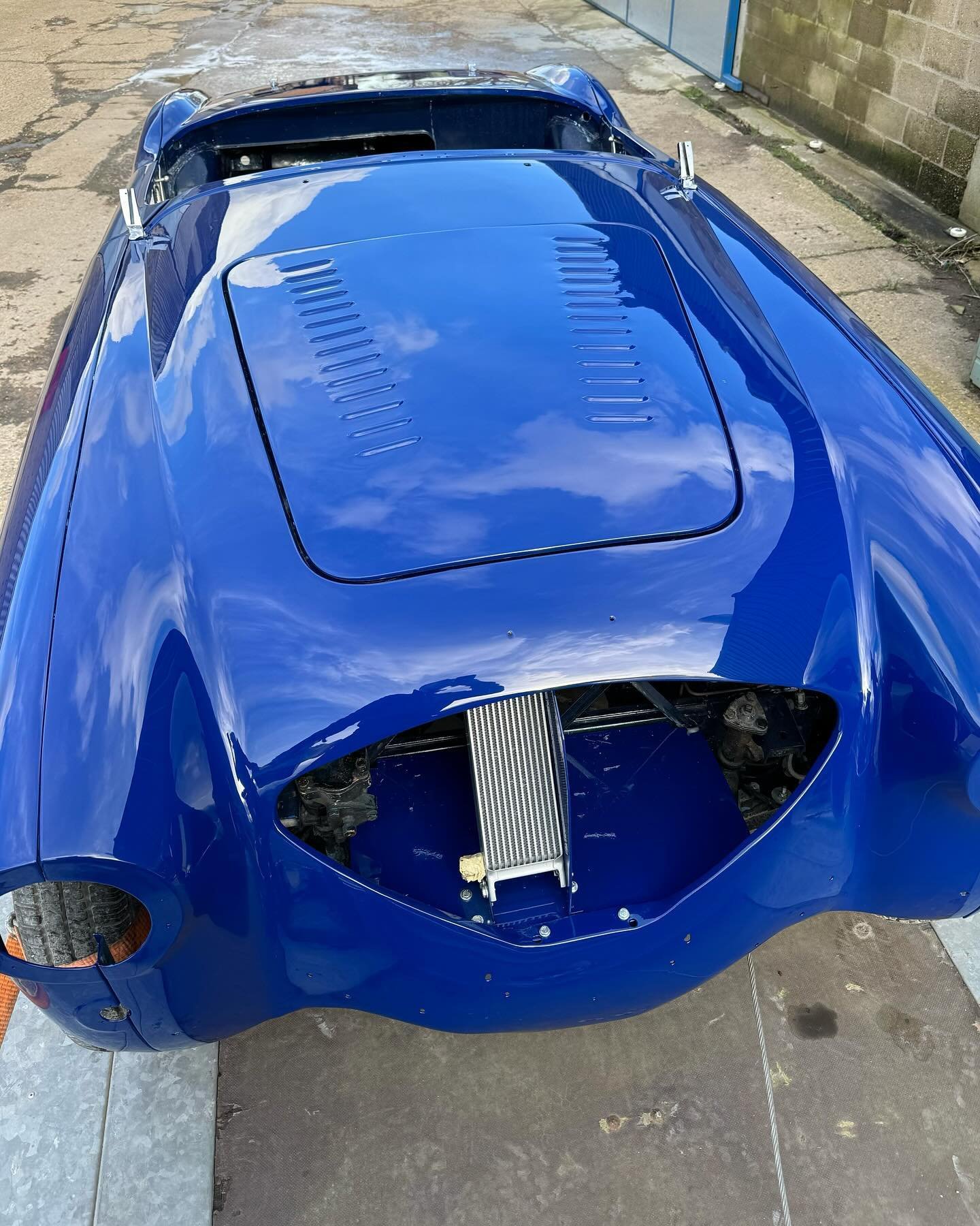 Finishing touches on the #austinhealey100m including colour matched wheels in Lobelia Blue, panels all polished and fitted, absolutely looks the part. Now delivered to @the_vault_europe to complete the rebuild.

One of the most beautiful cars to look