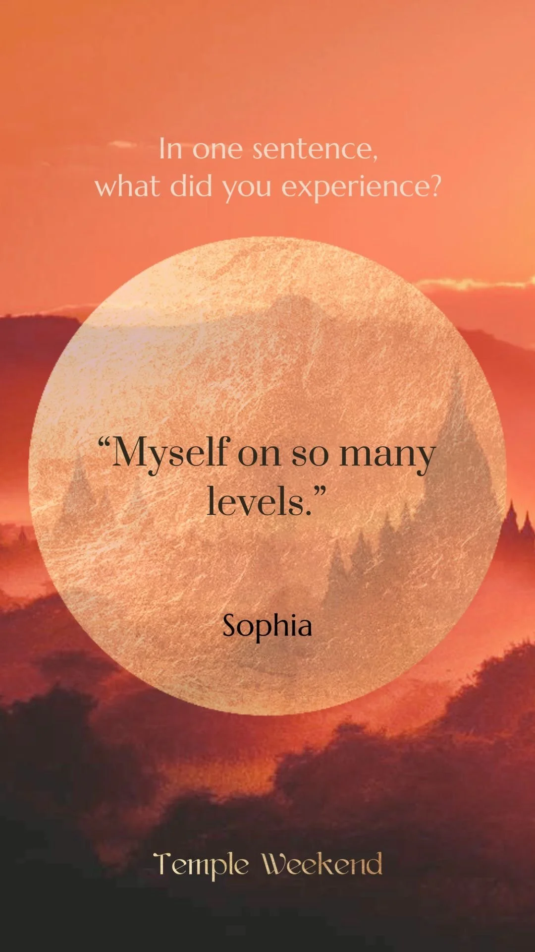 Ein Bild mit einem Sonnenuntergang im Hintergrund und einem Zitat darüber, das auf einem abkühlenden, erdähnlichen Planeten steht. Das Zitat lautet: "In einer einzigen Aussage, was hast du erlebt?" und darunter steht eine Antwort: "Mich auf so vielen Ebenen." - Sophia. Unten auf dem Bild steht: "Temple Weekend."