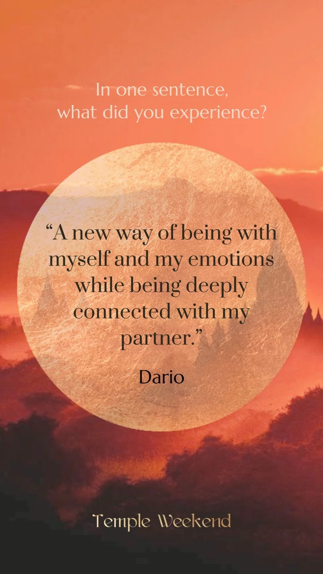 Ein inspirierendes Zitat vor einem Sonnenuntergang über Bergen, mit dem Text: "In einem Satz, was hast du erlebt?" und einem Zitat von Dario: "Eine neue Art, mit mir selbst und meinen Emotionen umzugehen, während ich tief verbunden mit meinem Partner bin."
