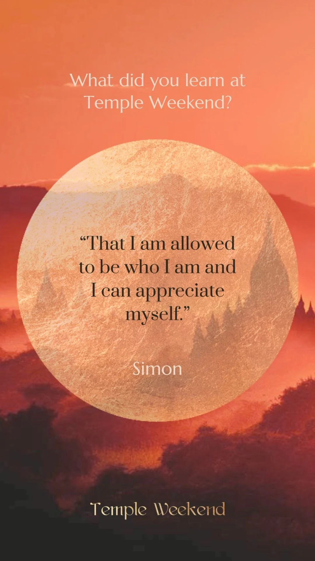Zitat von Simon über Selbstakzeptanz vor einem sunsetfarbenen Himmel mit Bergen im Hintergrund.