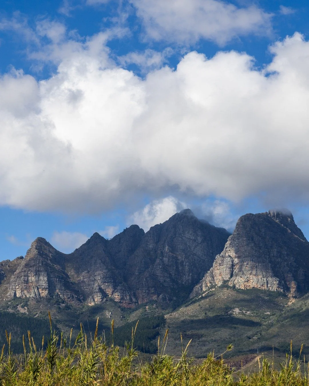 Oh well, Hello there Friday! 🎉 
The mountains set the scene, the air feels lighter, and suddenly the week&rsquo;s weight just melts away.

Grab something cold, soak in the view, and let the weekend vibes take over ! Why not book your table and join 