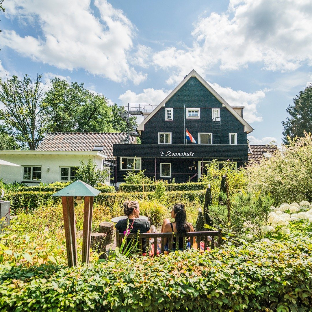 Aan de rand van het bos in het groene hart van Nederland kom je bij 't Zonnehuis in Loenen vanzelf tot rust. 

In de laid back sfeer van deze plek word je ge&iuml;nspireerd om jezelf opnieuw te ontdekken door ontspannende en zingevende activiteiten ?