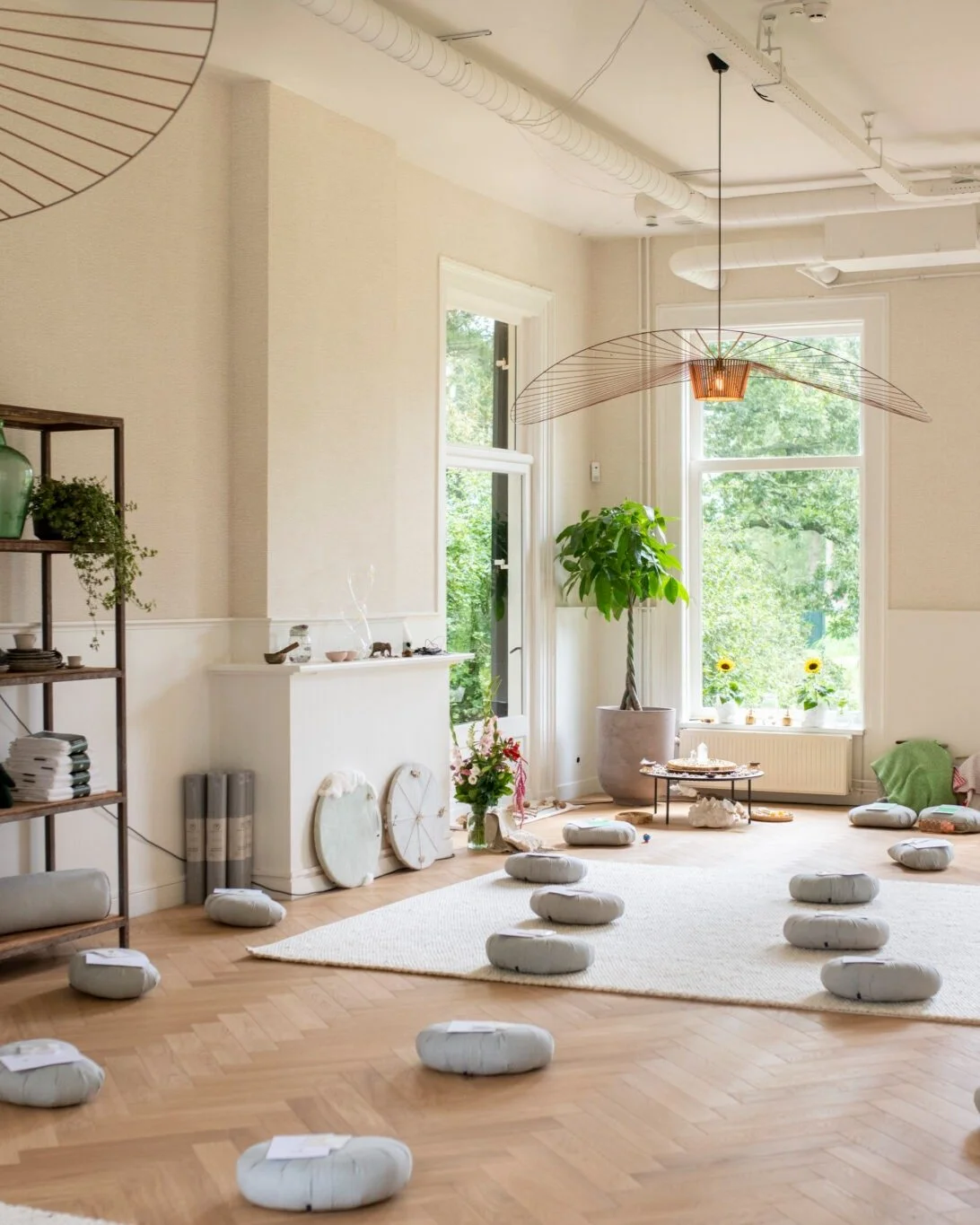 Wanneer start je met het vinden van een retraite locatie?
Hint: het is eerder dan je denkt.

Het organiseren van een retraite begint vaak met een gevoel. Een idee dat langzaam vorm krijgt. De wens om mensen samen te brengen op een plek waar rust en a