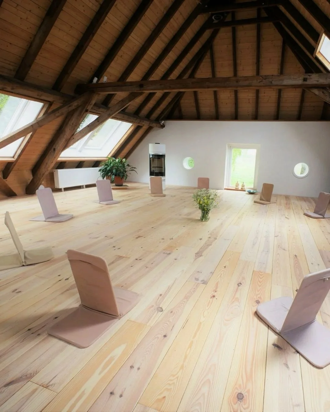 Een verborgen parel in het rustige Dalfsen ✨

Op de hooizolder van Stal de Marshoek vind je deze heerlijke retraite ruimte. Een sfeervol atelier waar er plek is voor creativiteit en rust. Het is de perfecte setting voor intieme sessies waarbij je vol