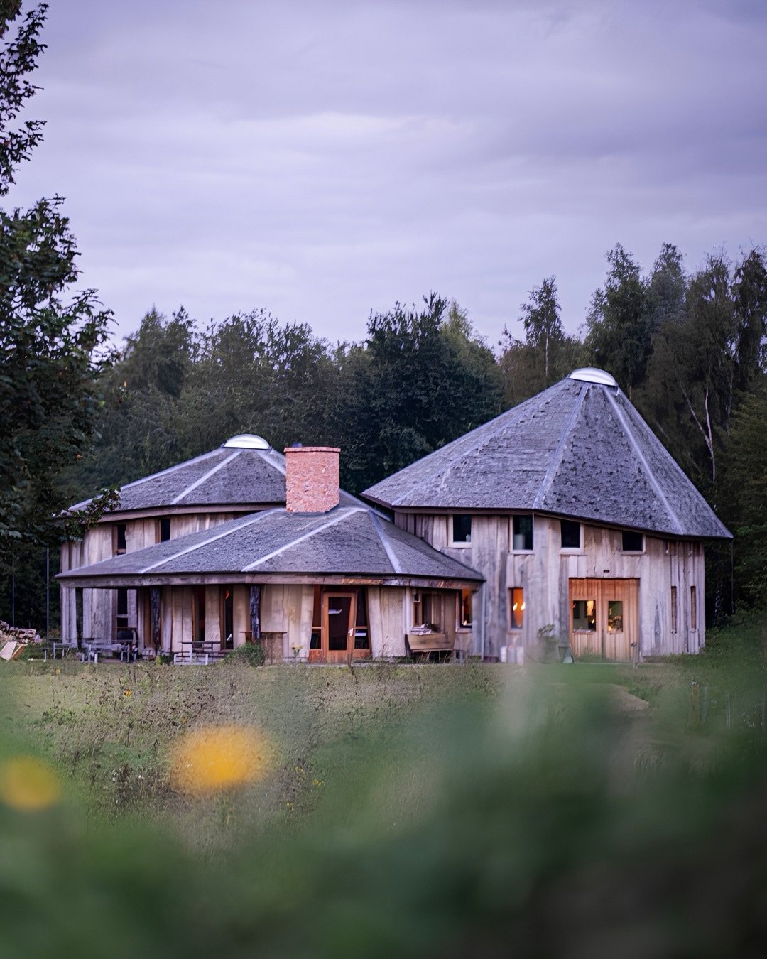 Organiseer je retraite bij Yūgen Forest✨

Deze fantastische (ja wij zijn fan) locatie biedt plek voor retraites en events tot 60 personen. Organisatoren hebben de keuze uit unieke ruimtes zoals een indrukwekkende Giant Tipi, een lichte Torenzaal en d