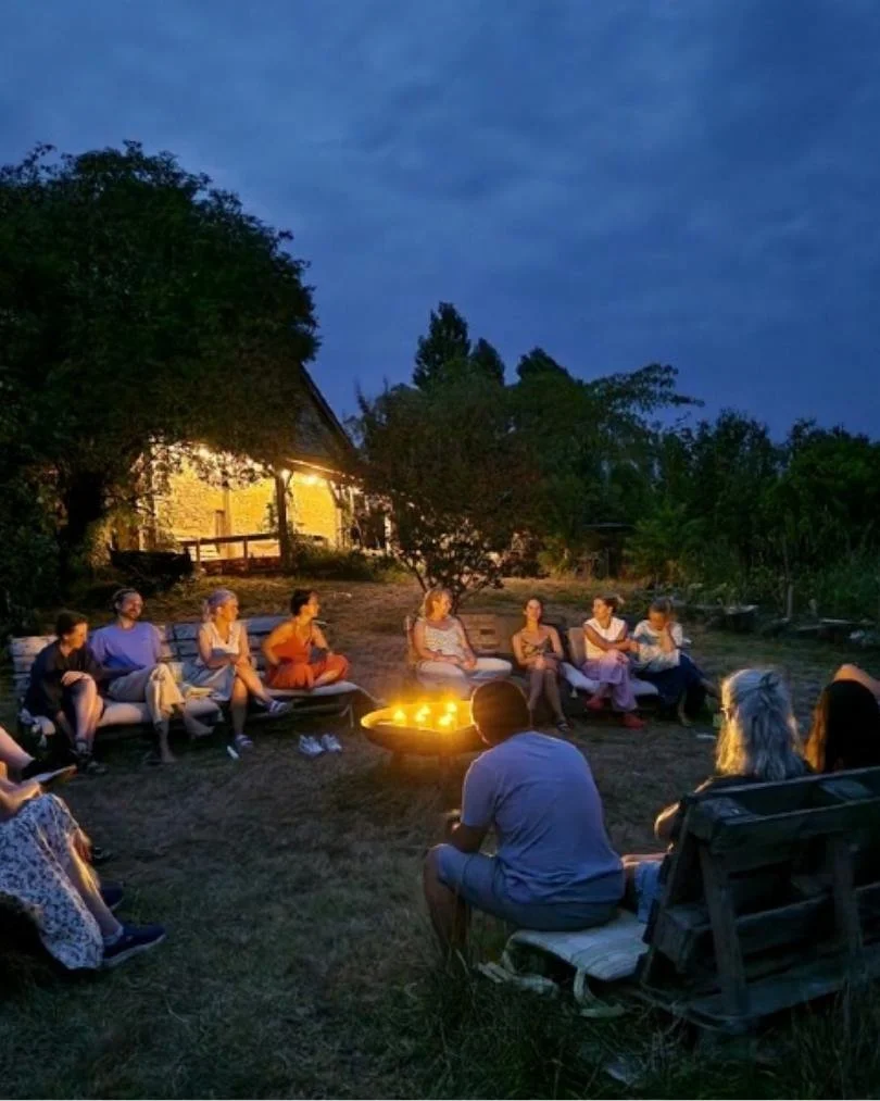 Mensen die een bewuste teamdag organiseren en praten bij een kampvuur