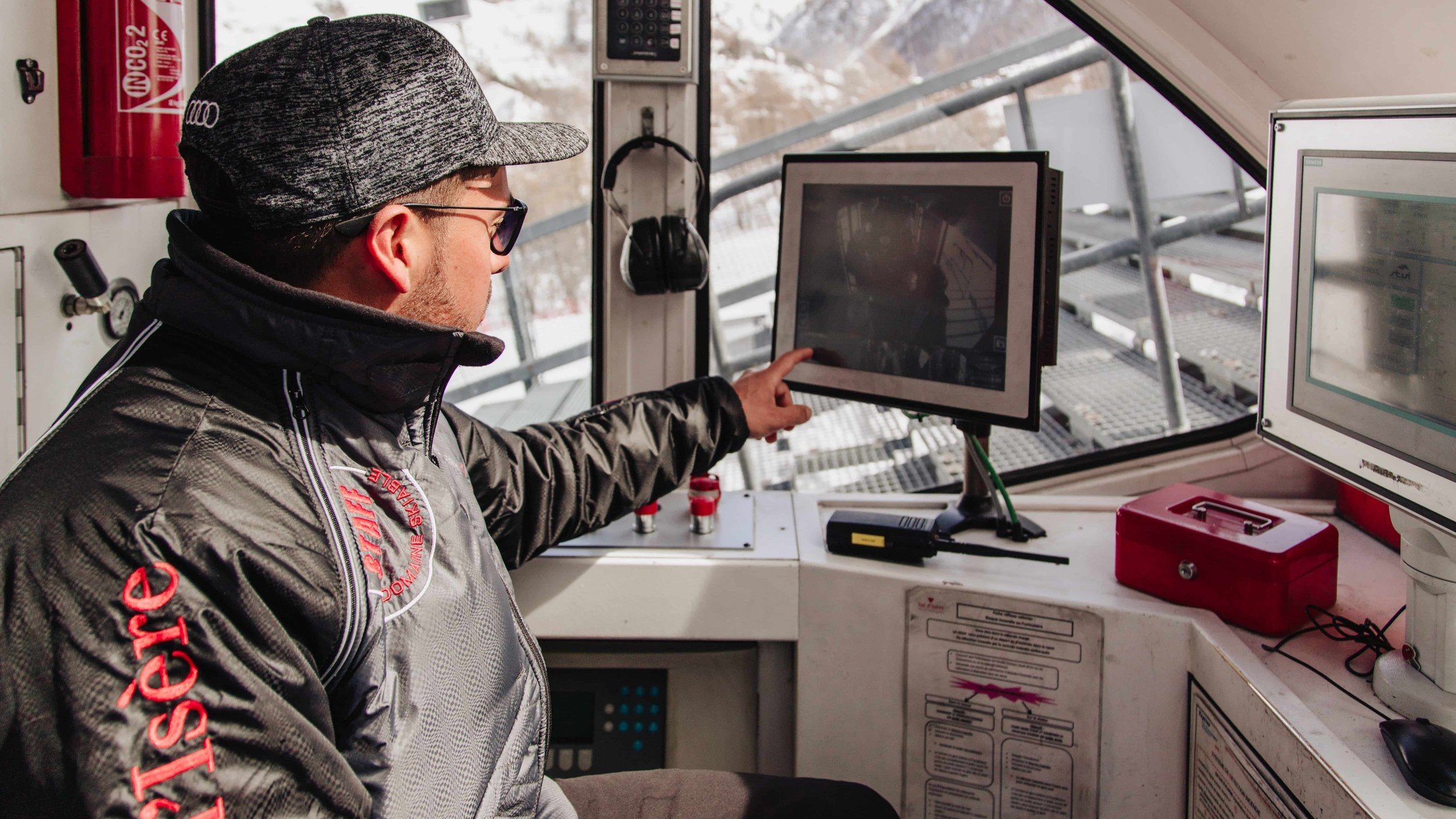 Que voyez-vous dans ces images r&eacute;alis&eacute;es pour les remont&eacute;es m&eacute;caniques de la @compagniedesalpes &agrave; Val d&rsquo;Is&egrave;re ? Que pensez-vous de cette entreprise qui montre ses agents conducteurs et m&eacute;canicien