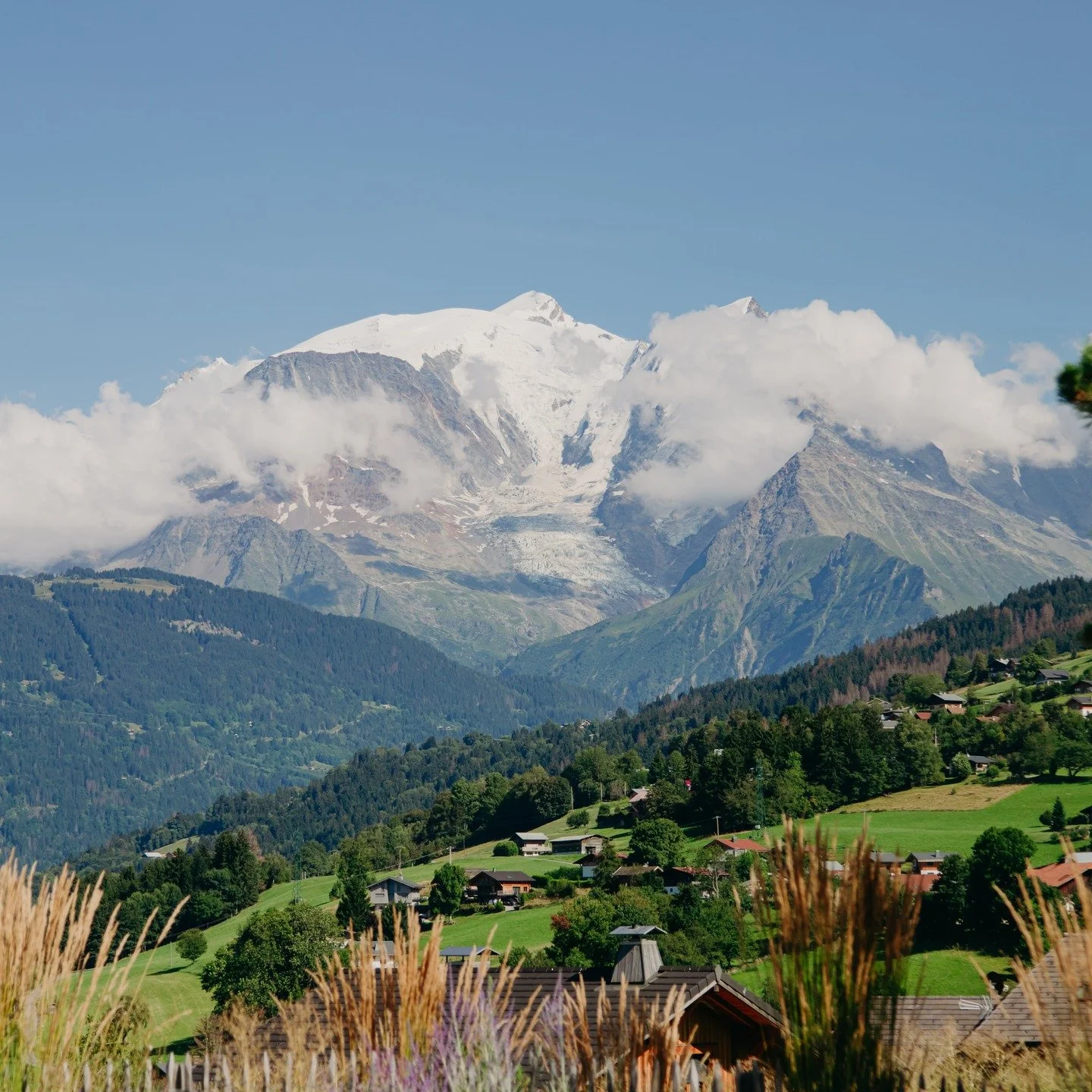Quand tu vas au barbecue-concert du mardi soir de @comblouxtourisme et que la vue sublime est constante !

#montblanc #tourismehautesavoie #hautesavoie #combloux