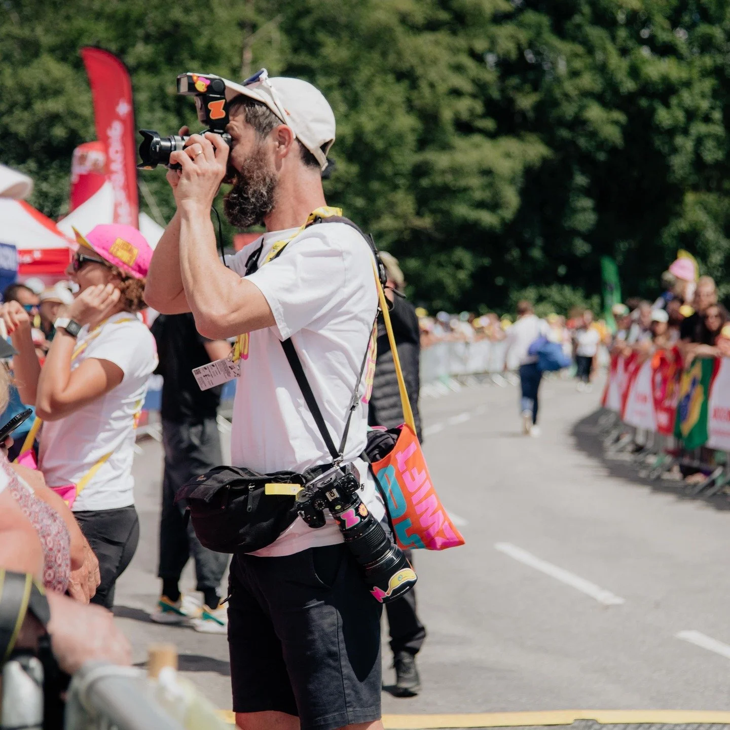 Hier au Tour de France Femmes, j&rsquo;ai photographi&eacute;&hellip; les photographes 📸
Eux aussi, ils bossent dans l&rsquo;ombre.
Respect. 🙌

@letourfemmes @prazsurarlytourisme 

#TourDeFranceFemmes #PrazSurArly #Photographes #DansLOmbre