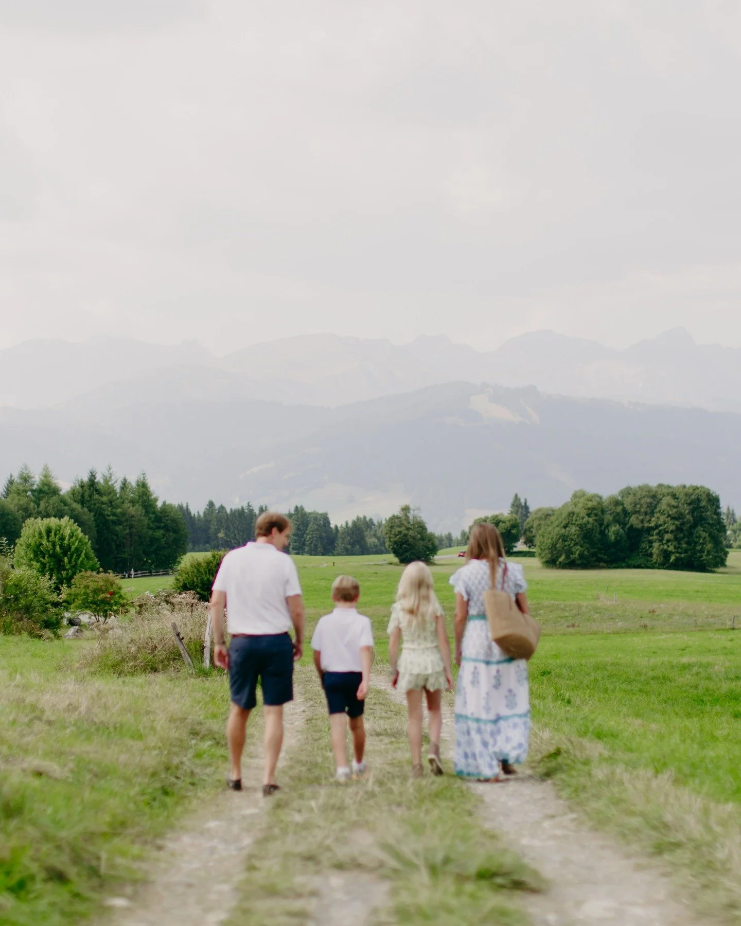 ✨ Retrouver la montagne en famille ✨ 

Quelques images de la fin de l&rsquo;&eacute;t&eacute;, l&agrave;-haut entre rires, c&acirc;lins et vent dans les cheveux.  Ce sont ces moments simples qui deviennent de vrais tr&eacute;sors une fois en photo.

