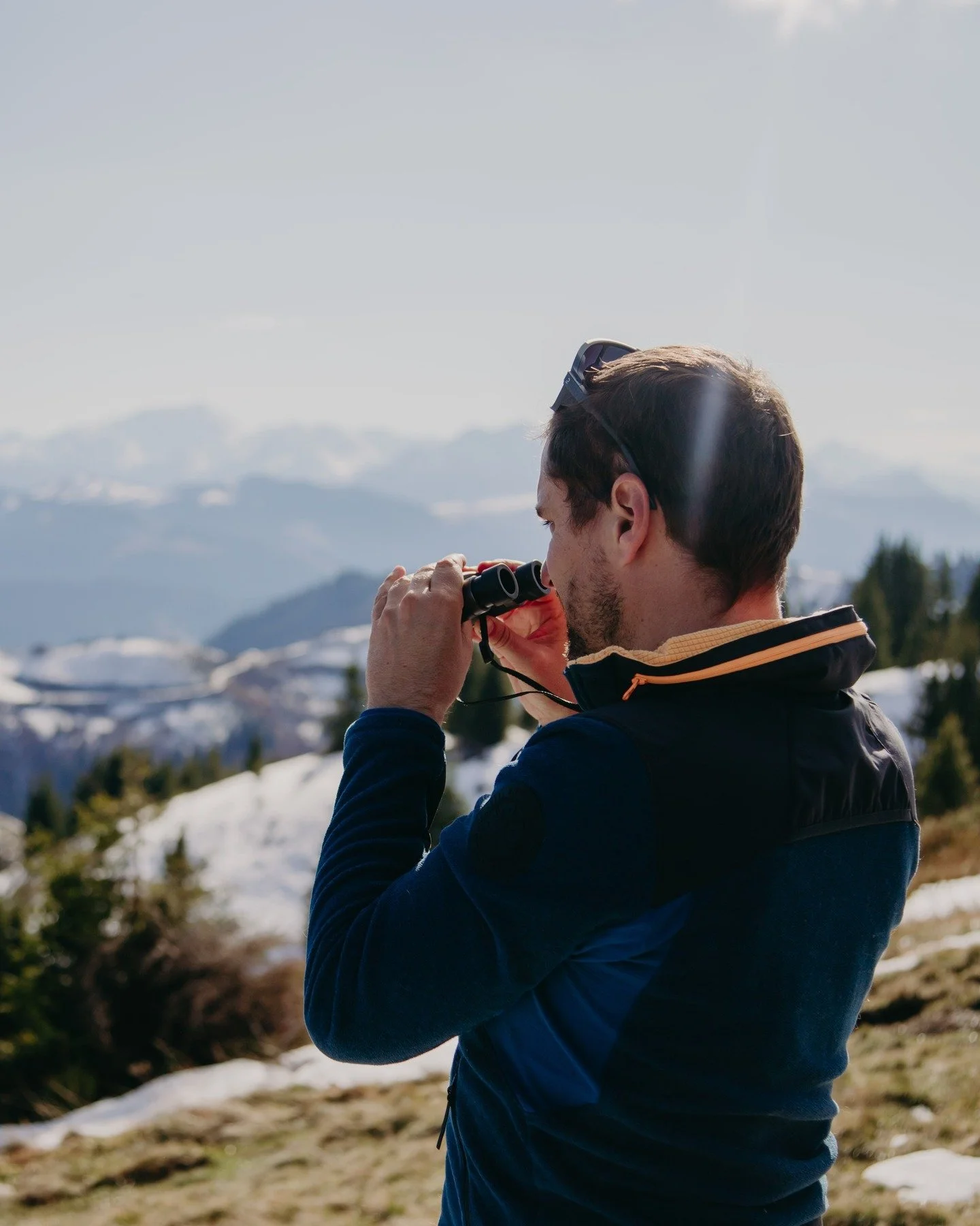 La montagne se pr&eacute;pare doucement pour l&rsquo;hiver ❄️
Entre soleil, sommets dor&eacute;s et premiers flocons, tout se met en place pour retrouver la magie des Alpes.
Vivement les moments partag&eacute;s, les rires en famille et le chocolat ch