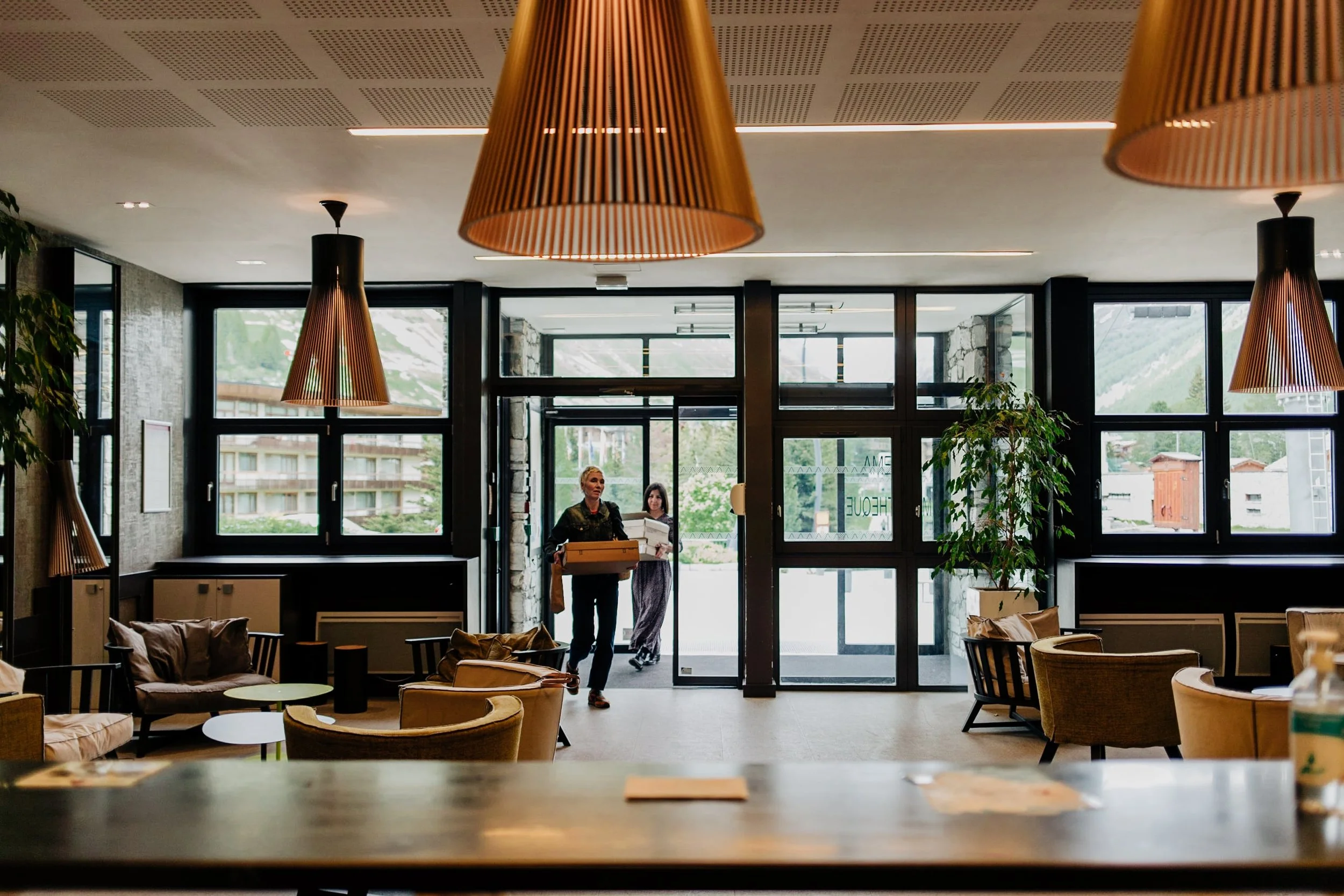 shooting photo haute savoie : homme et femme entrant dans une pièce moderne