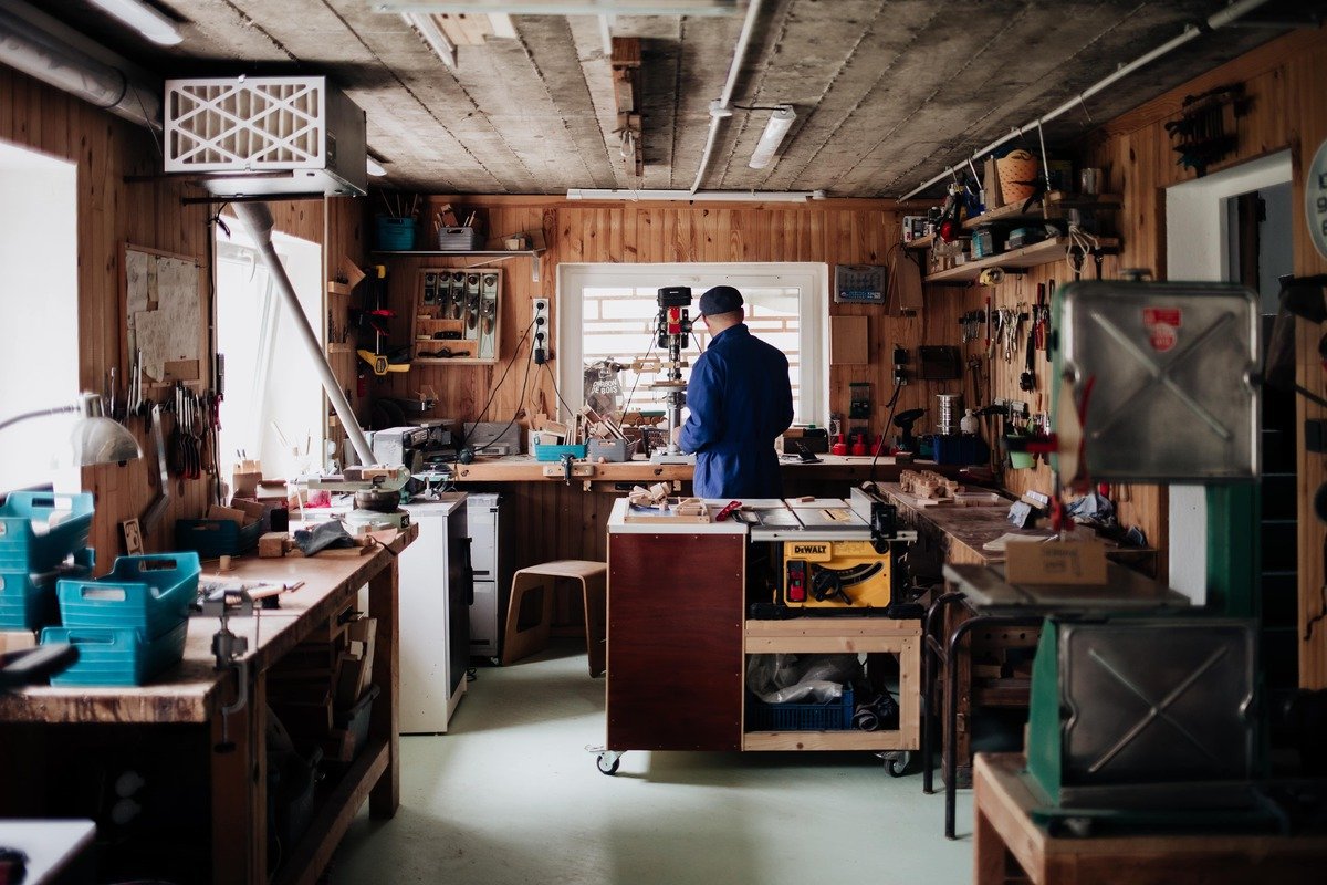 Photographe professionnel haute-savoie :Artisan dans son atelier à Sallanches