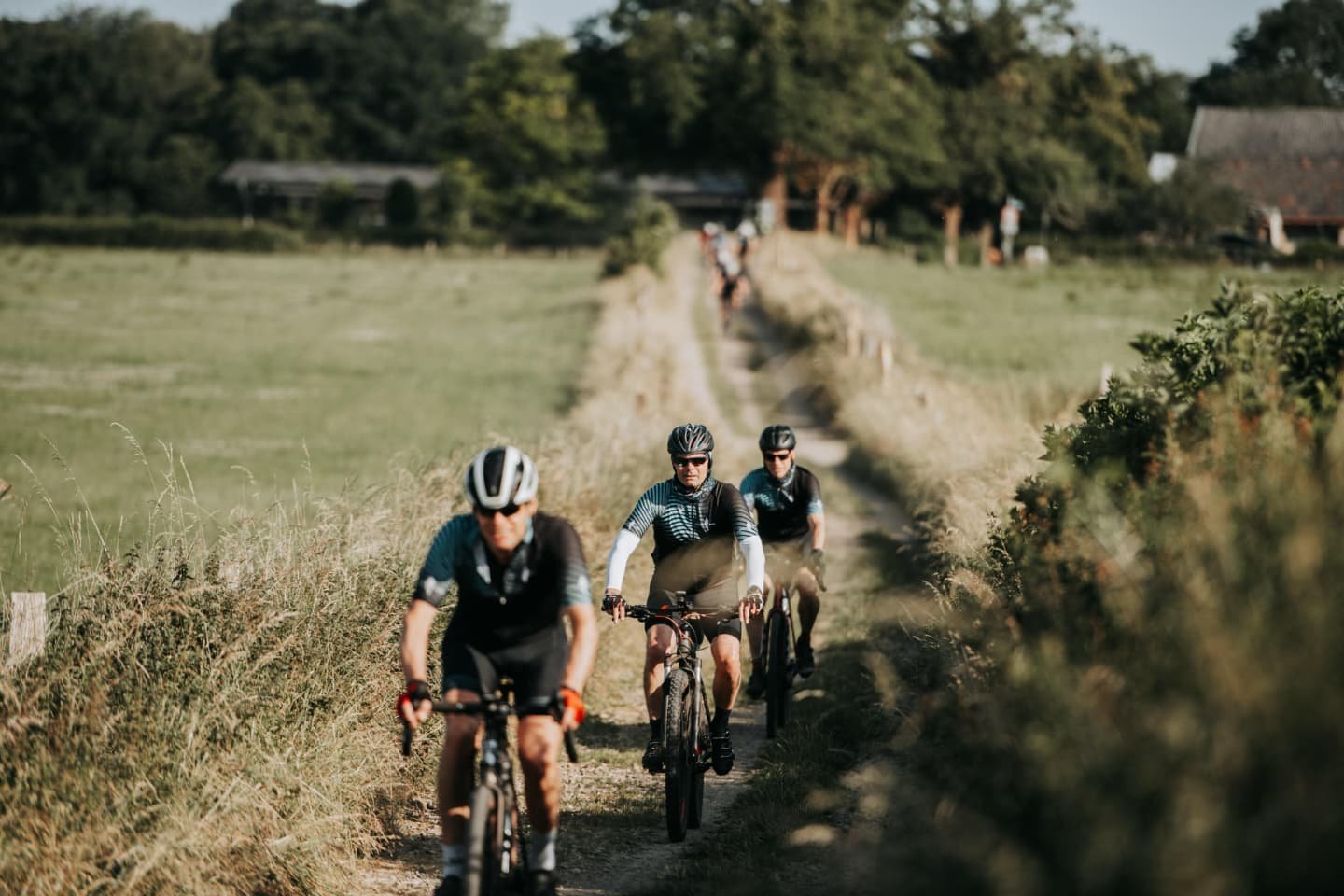 Koninginnerit richting Duitsland! Halfway there ☀️☀️☀️

#Gravel4AIR #Gravel #Avontuur #Bikeride #Halfway #TrappenTotHetNietMeerNodigIs #Evenement #Fietsen